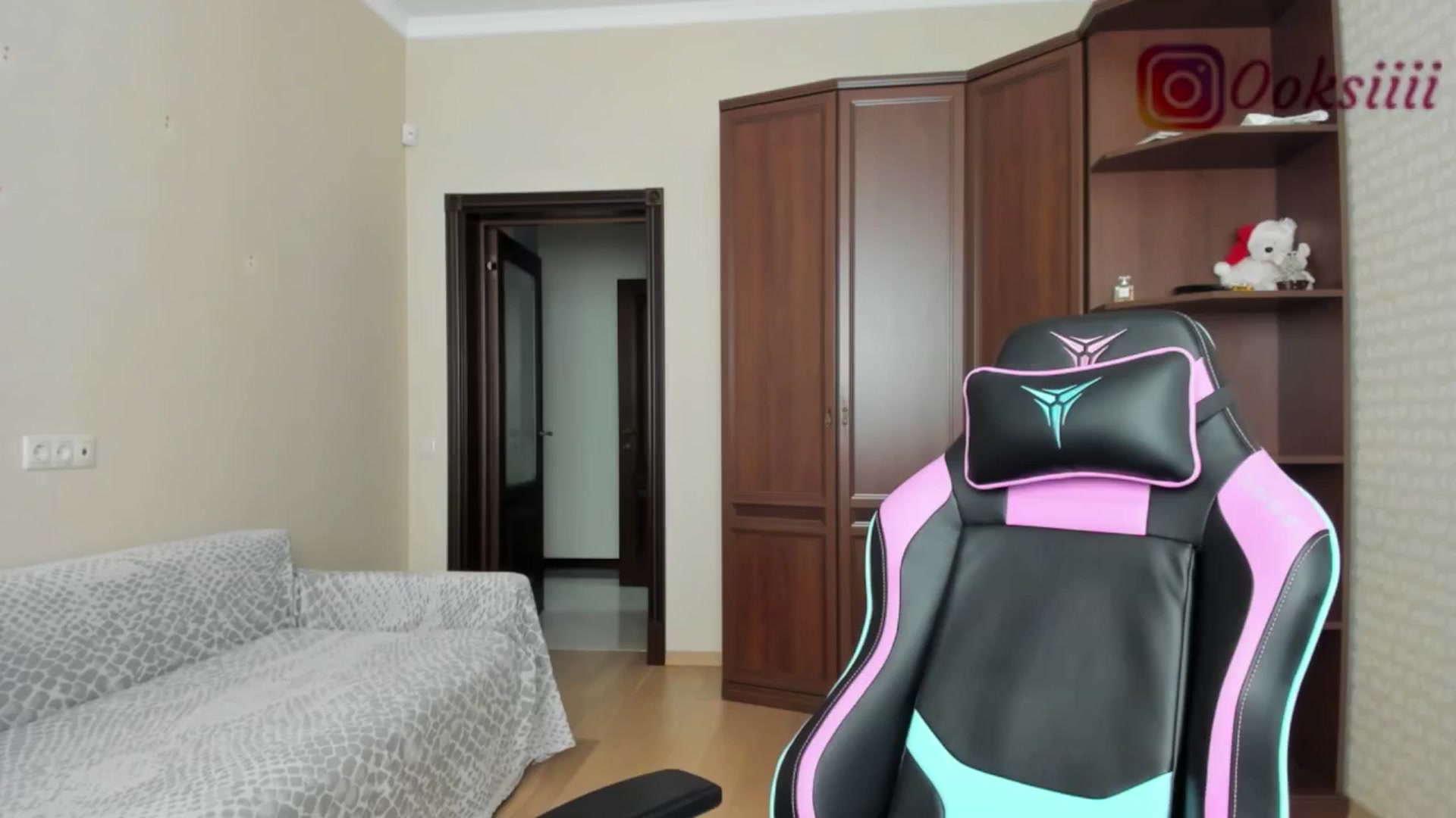 Gallery image thumbnail from Oksanafedorov's myfreecams stream on, 05/25/2024, 10:40 image 6 of 20
