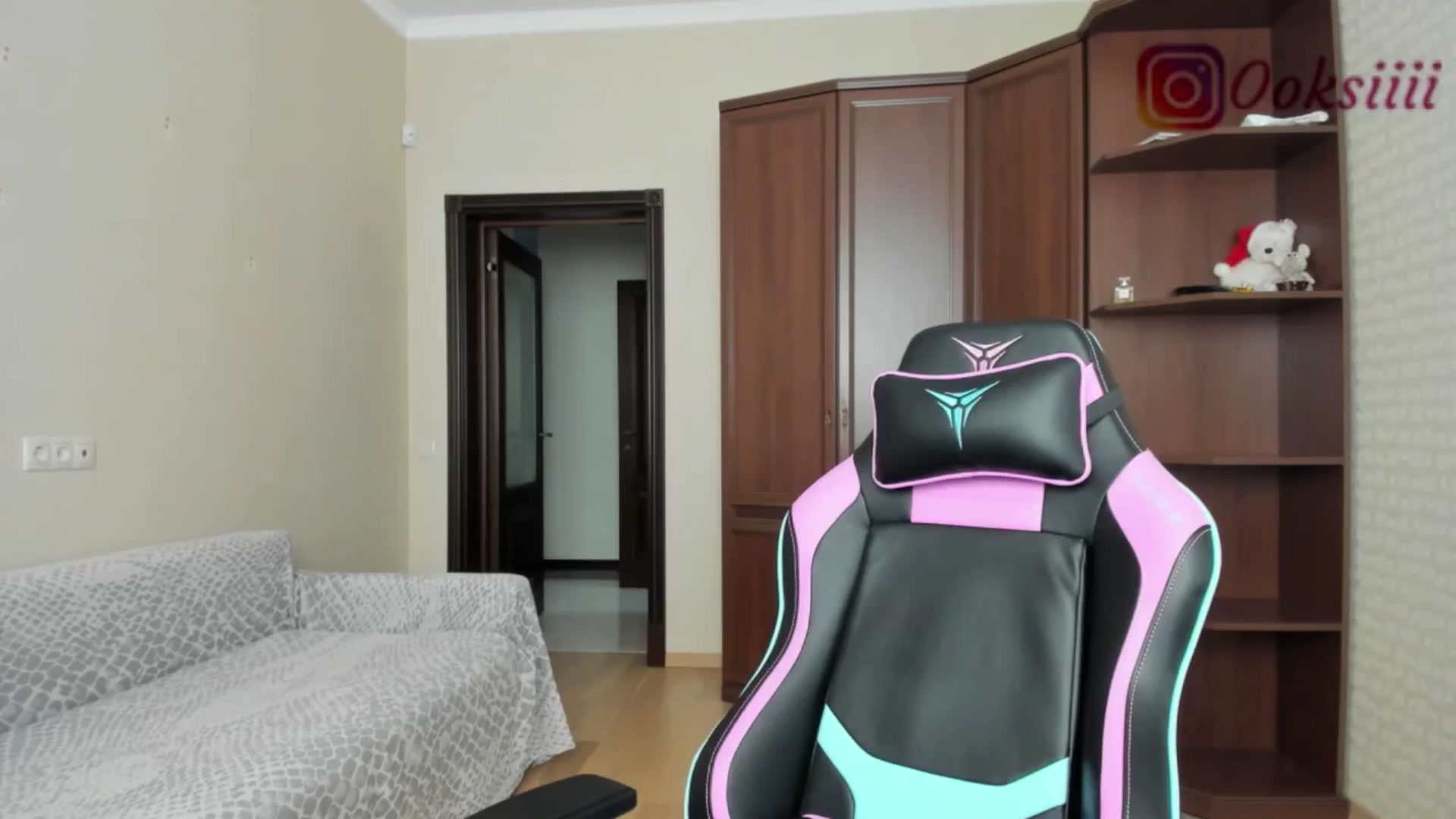 Gallery image thumbnail from Oksanafedorov's myfreecams stream on, 05/25/2024, 10:40 image 9 of 20
