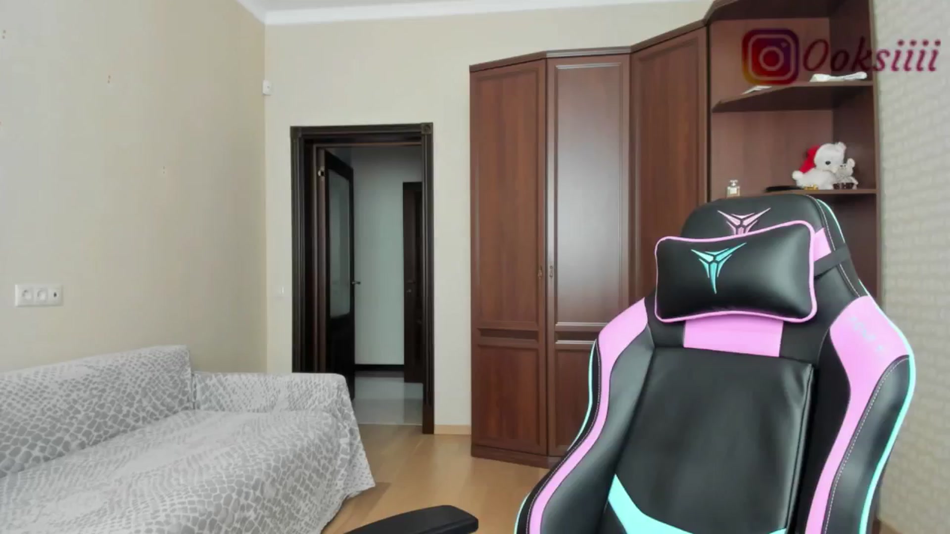 Gallery image thumbnail from Oksanafedorov's myfreecams stream on, 05/25/2024, 10:40 image 1 of 20