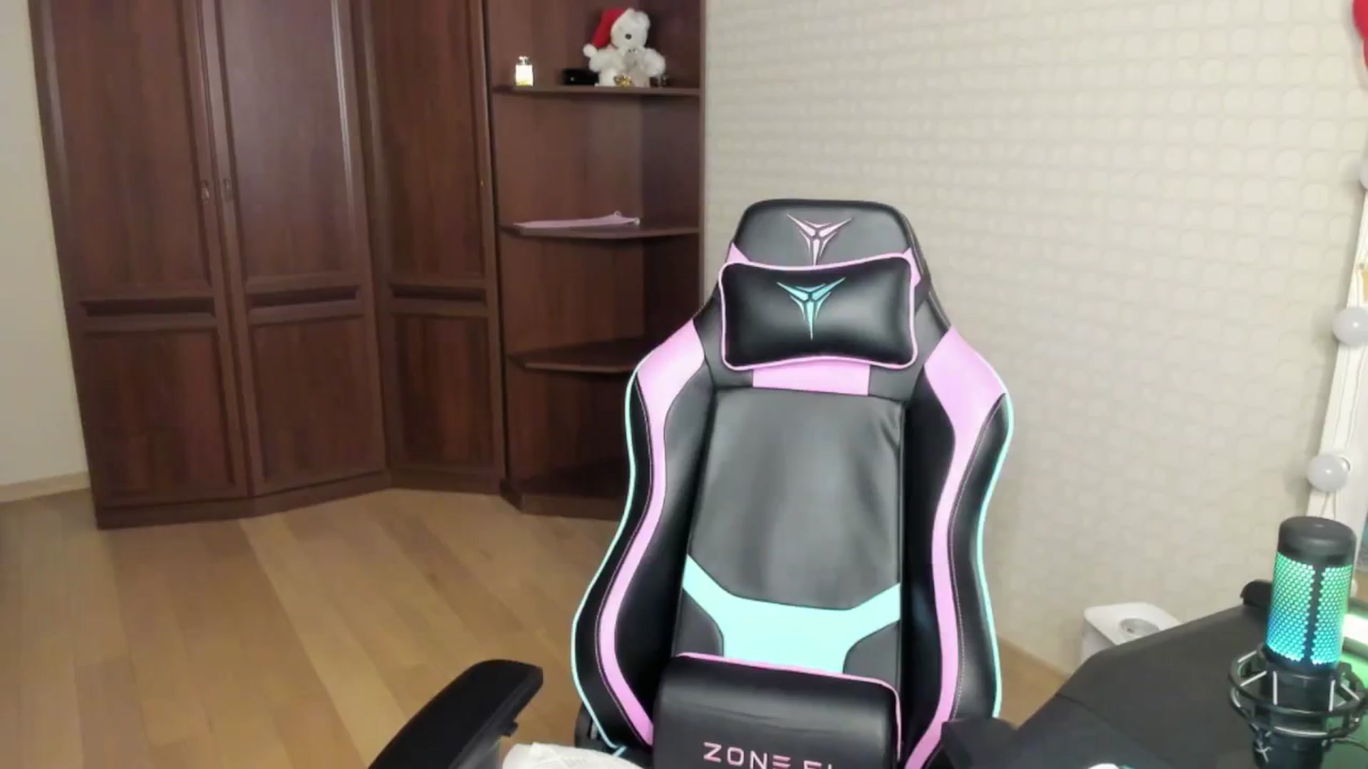 Gallery image thumbnail from Oksanafedorov's myfreecams stream on, 06/01/2024, 21:15 image 7 of 20