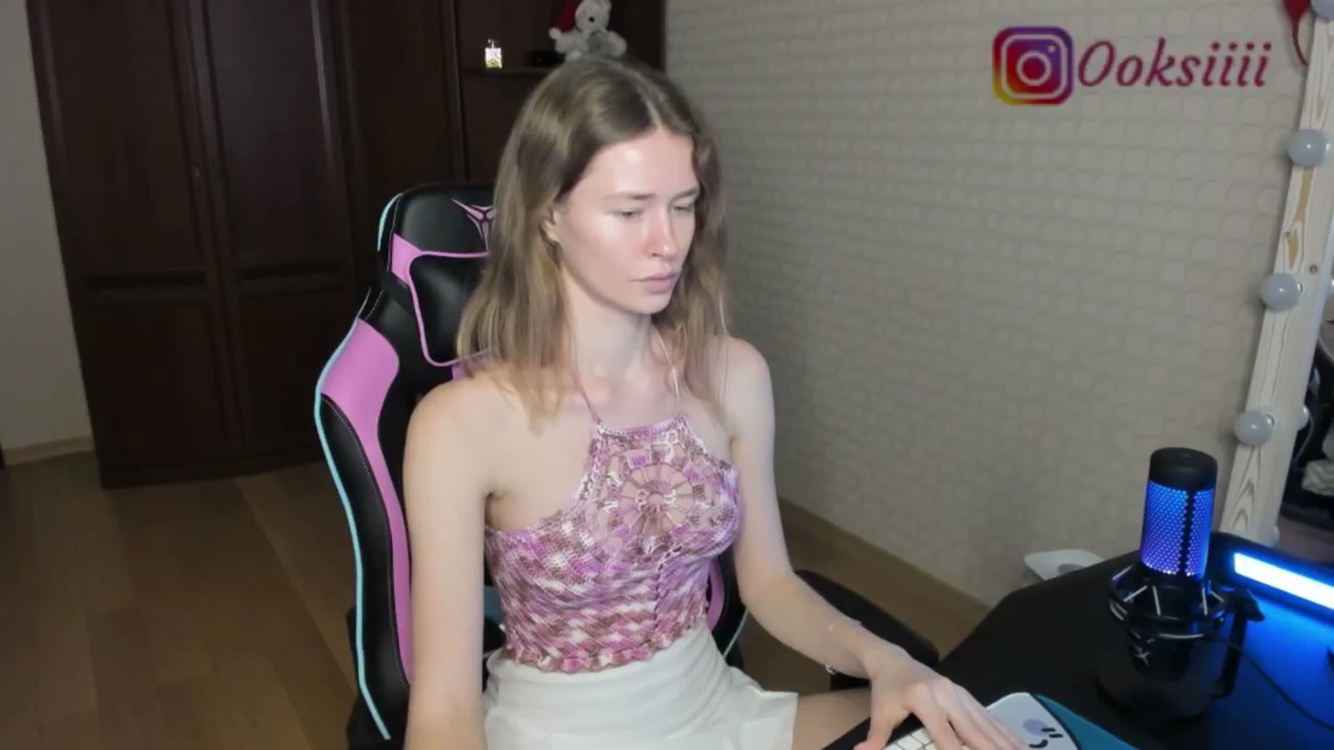 Gallery image thumbnail from Oksanafedorov's myfreecams stream on, 06/03/2024, 19:29 image 6 of 20