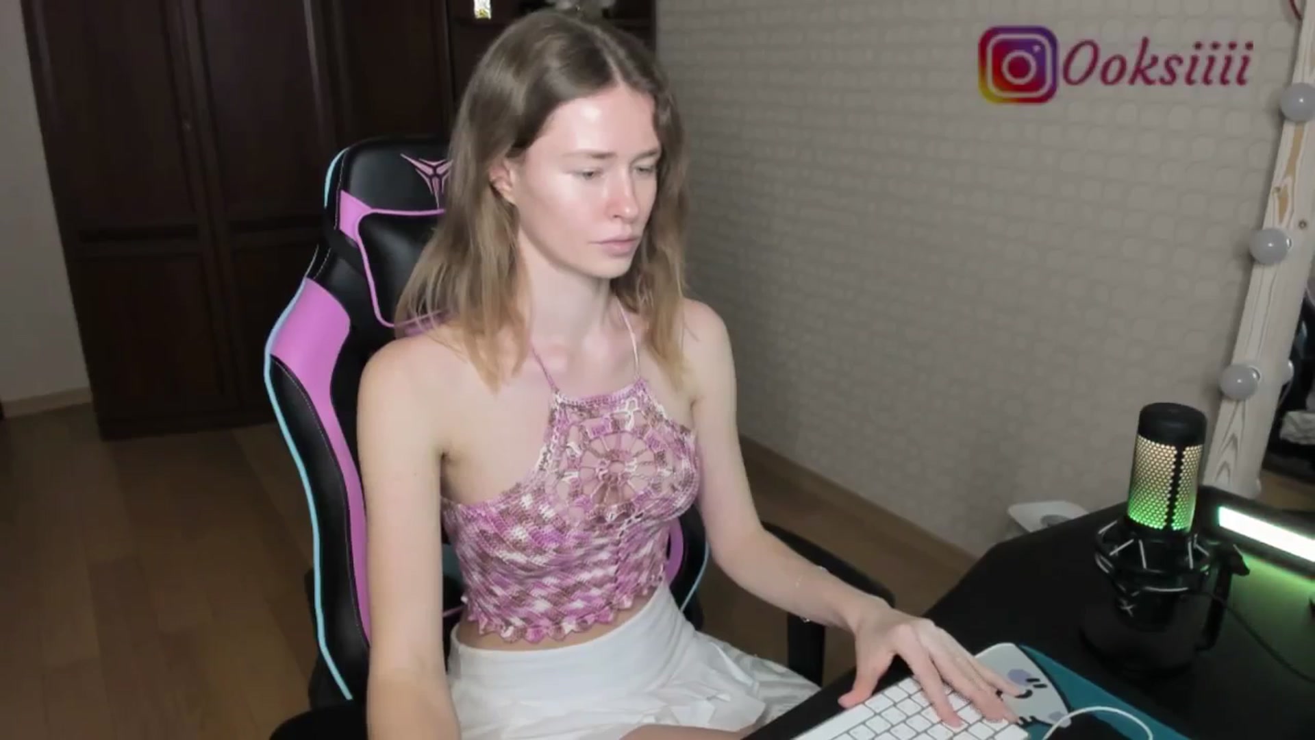 Gallery image thumbnail from Oksanafedorov's myfreecams stream on, 06/03/2024, 19:29 image 10 of 20