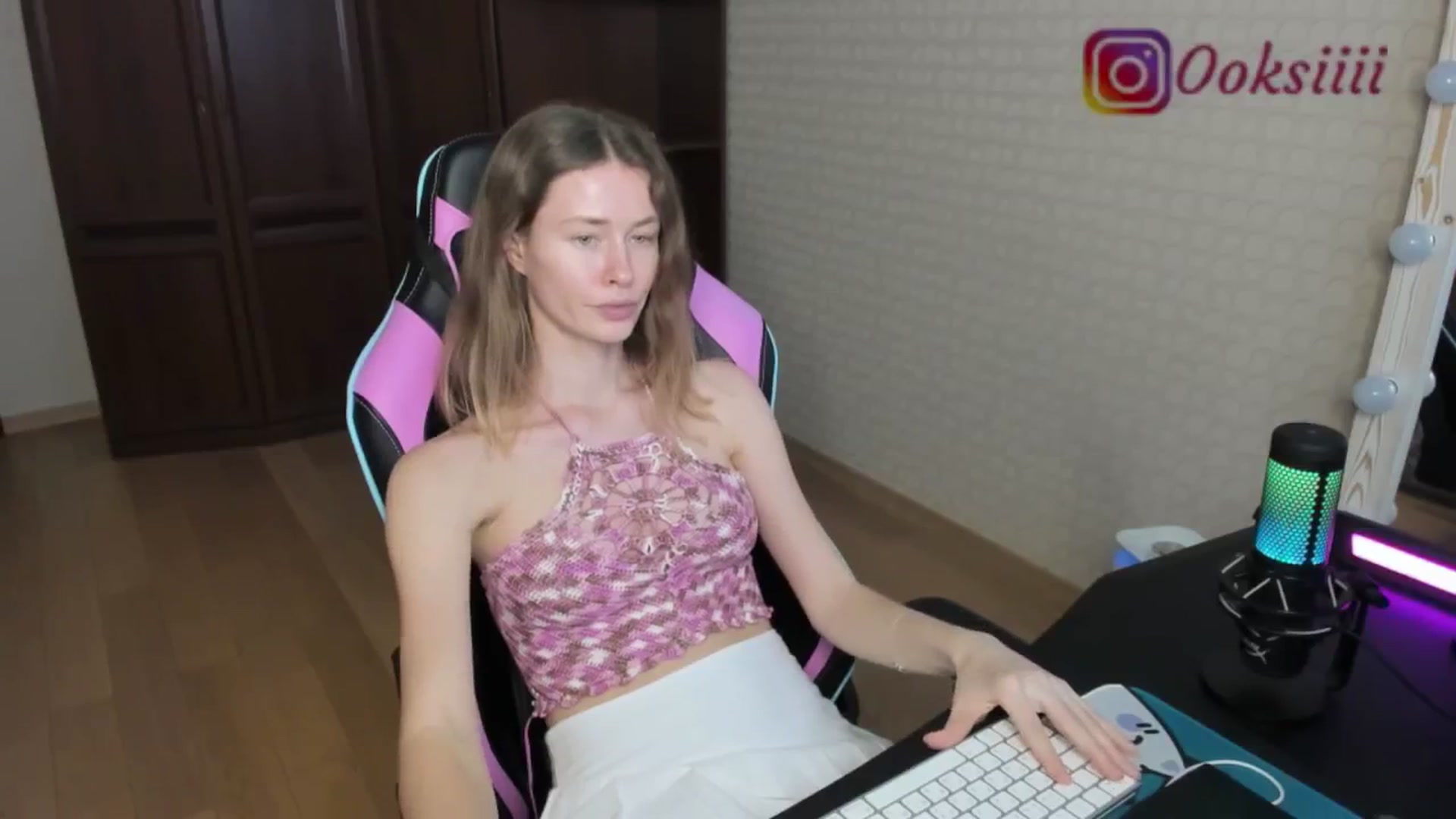 Gallery image thumbnail from Oksanafedorov's myfreecams stream on, 06/03/2024, 19:29 image 2 of 20