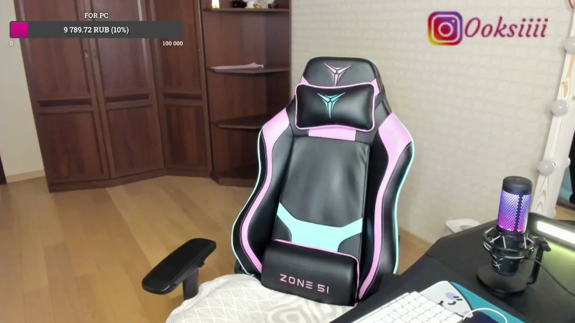 Gallery image thumbnail from Oksanafedorov's myfreecams stream on, 06/03/2024, 19:29 image 19 of 20