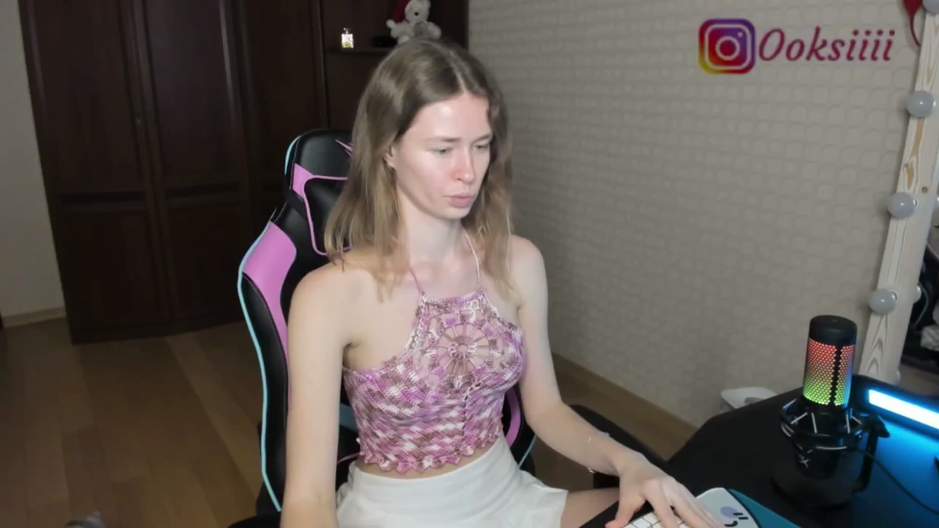 Gallery image thumbnail from Oksanafedorov's myfreecams stream on, 06/03/2024, 19:29 image 7 of 20