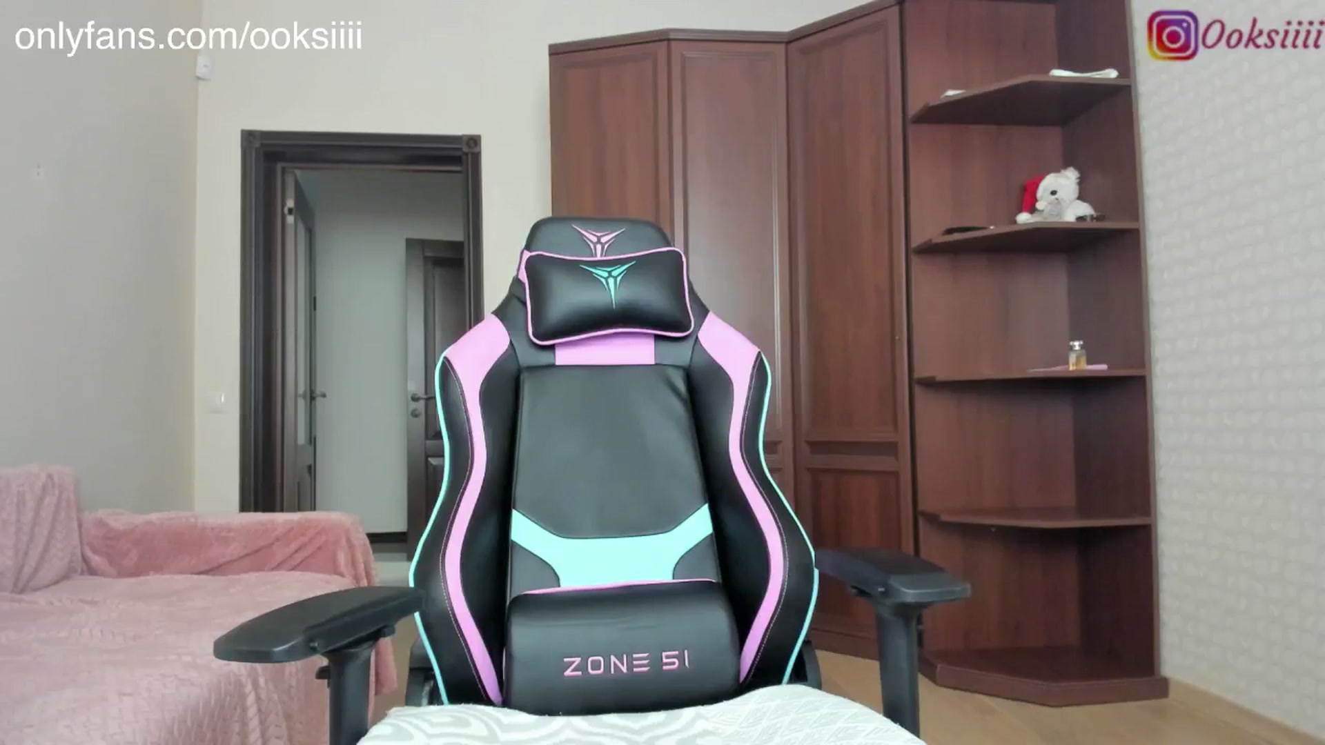 Gallery image thumbnail from Oksanafedorov's myfreecams stream on, 06/19/2024, 12:24 image 17 of 20