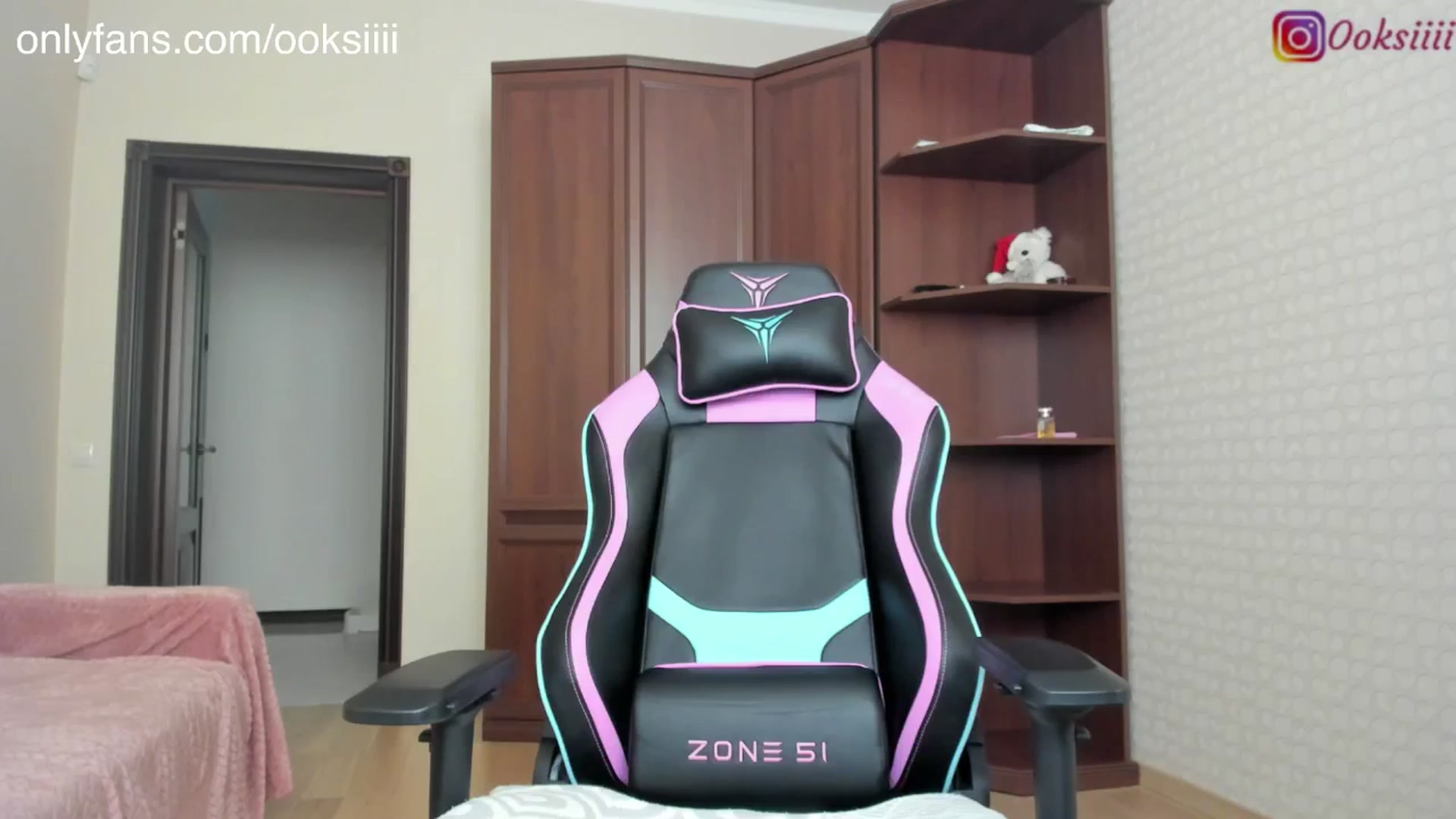 Gallery image thumbnail from Oksanafedorov's myfreecams stream on, 06/19/2024, 12:24 image 14 of 20