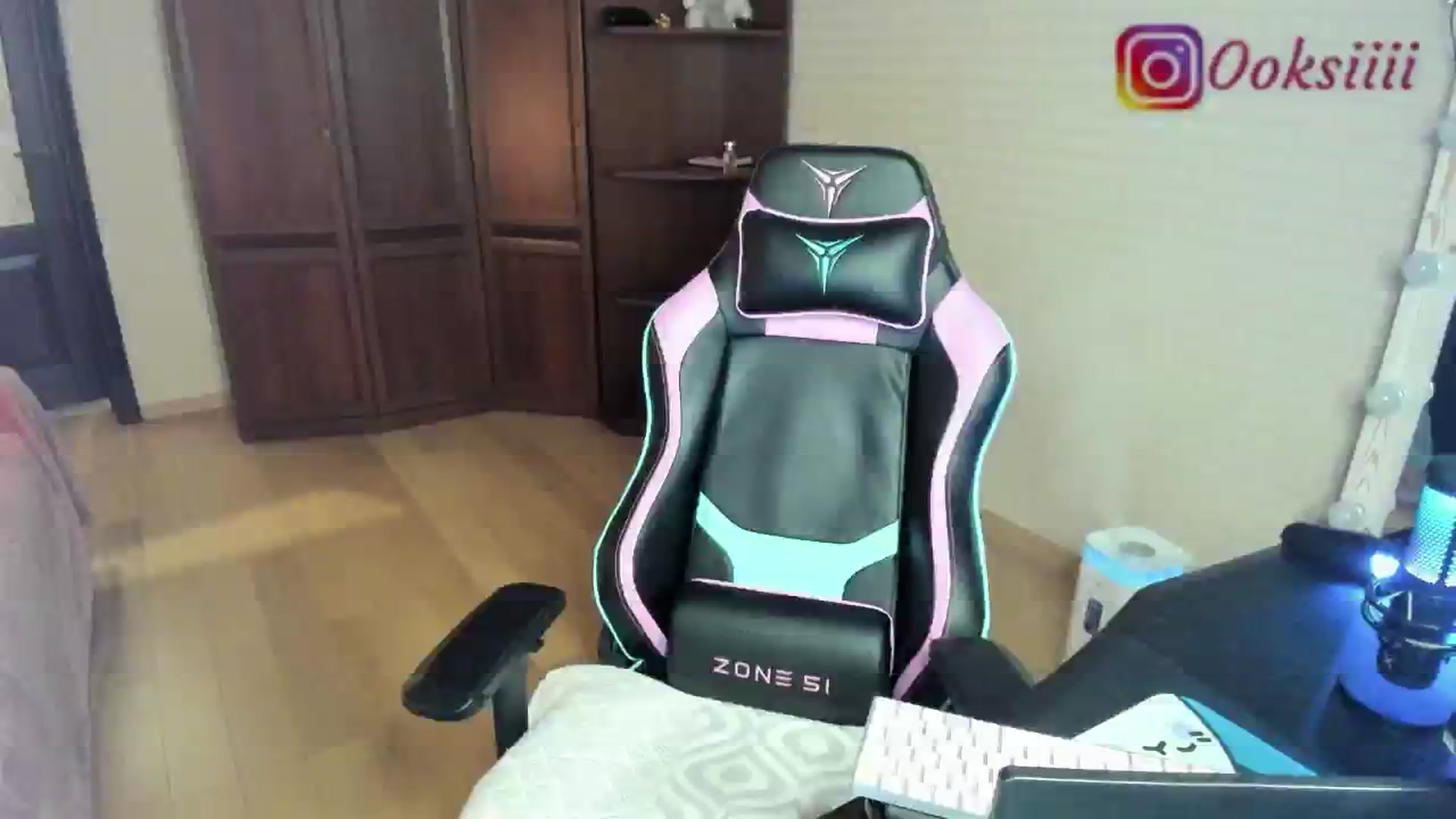 Gallery image thumbnail from Oksanafedorov's myfreecams stream on, 06/25/2024, 01:19 image 12 of 20