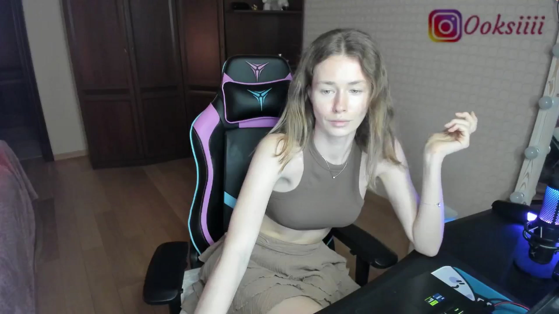 Gallery image thumbnail from Oksanafedorov's myfreecams stream on, 06/25/2024, 01:19 image 19 of 20