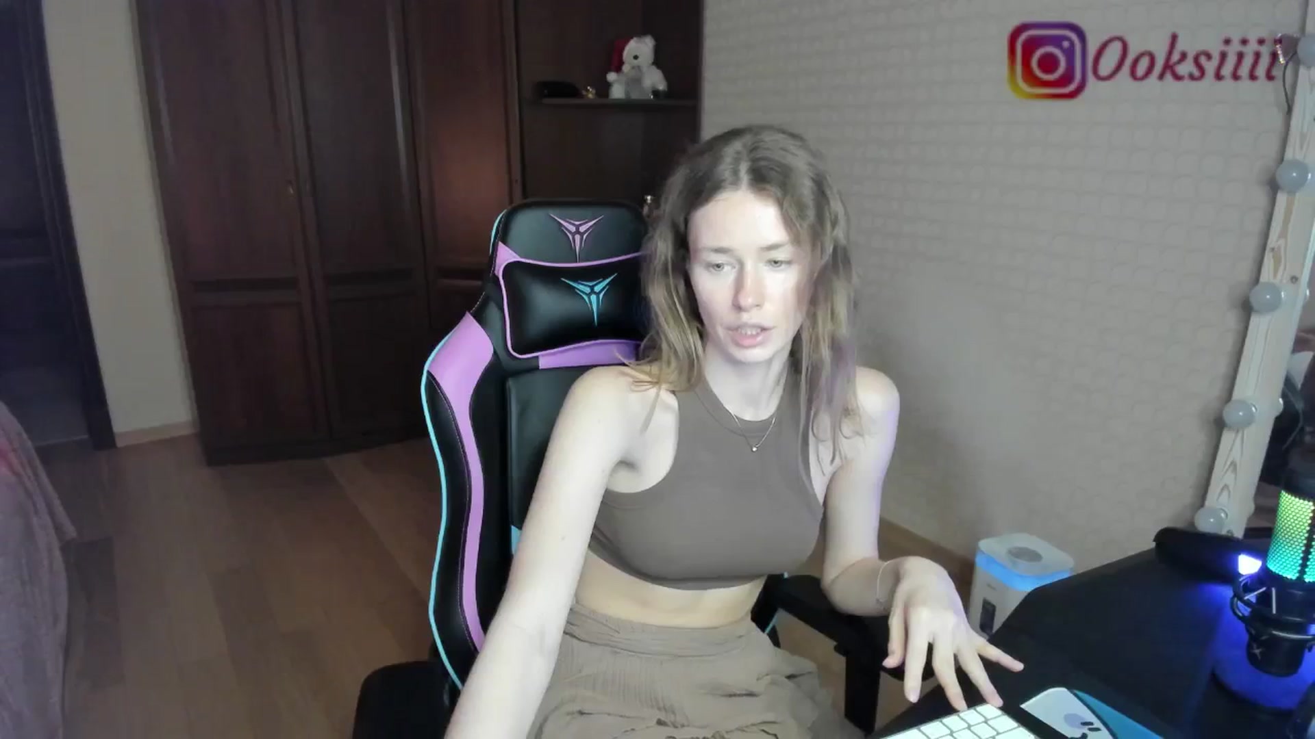 Gallery image thumbnail from Oksanafedorov's myfreecams stream on, 06/25/2024, 01:19 image 20 of 20