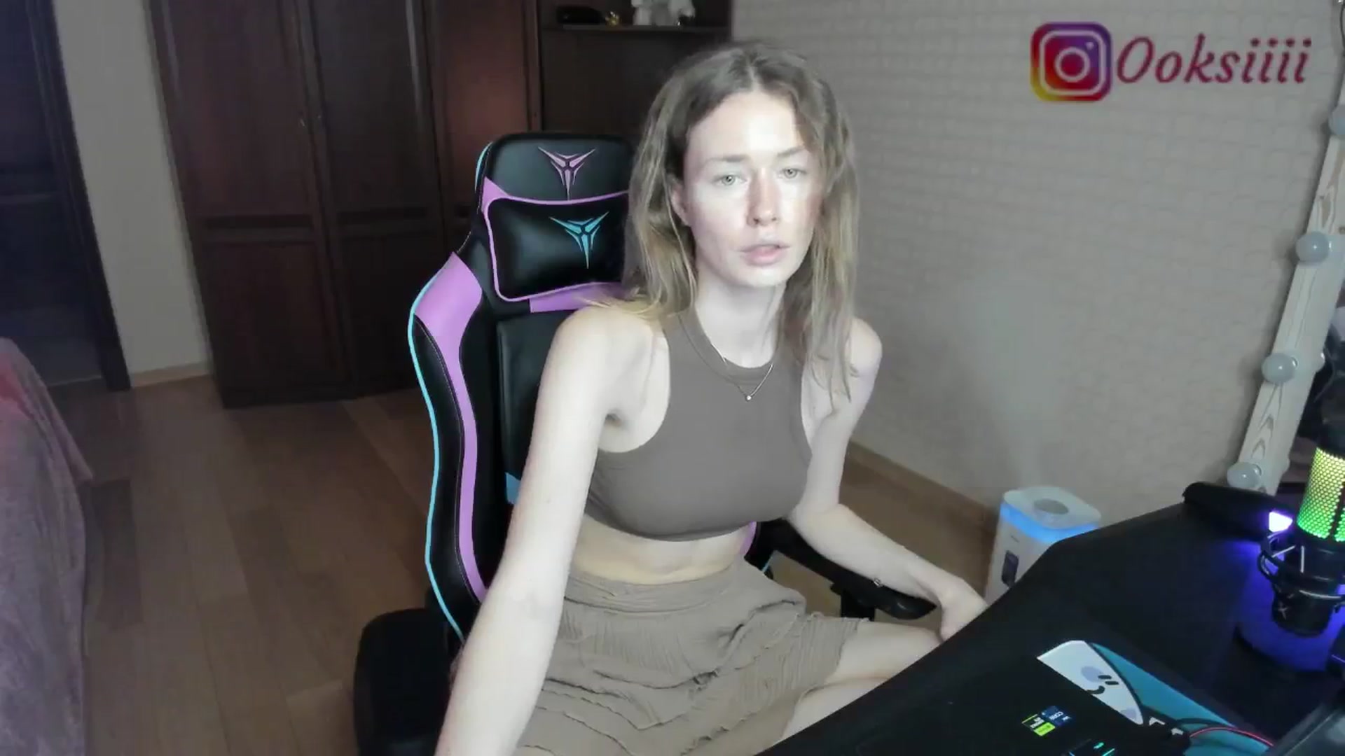 Gallery image thumbnail from Oksanafedorov's myfreecams stream on, 06/25/2024, 01:19 image 18 of 20
