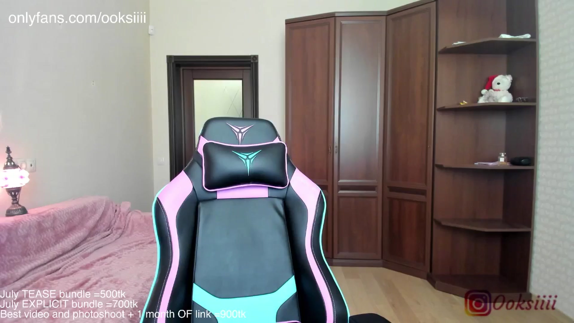 Gallery image thumbnail from Oksanafedorov's myfreecams stream on, 07/07/2024, 15:46 image 2 of 20