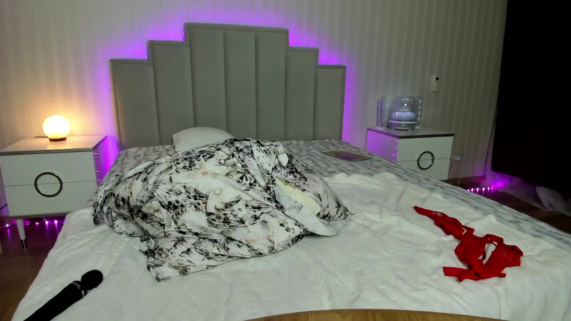 Gallery image thumbnail from Oksanafedorov's myfreecams stream on, 03/31/2025, 24:49 image 7 of 20