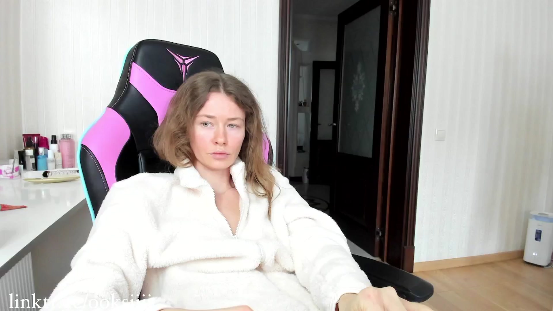 Gallery image thumbnail from Oksanafedorov's myfreecams stream on, 04/06/2025, 12:07 image 10 of 20