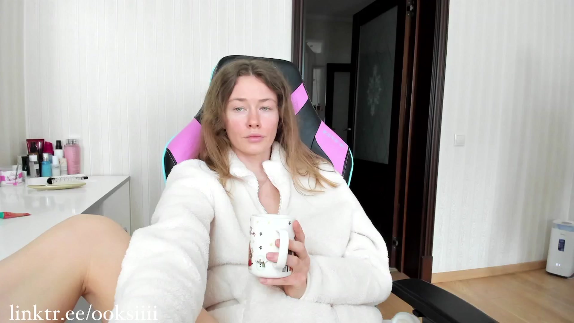 Gallery image thumbnail from Oksanafedorov's myfreecams stream on, 04/06/2025, 12:07 image 4 of 20