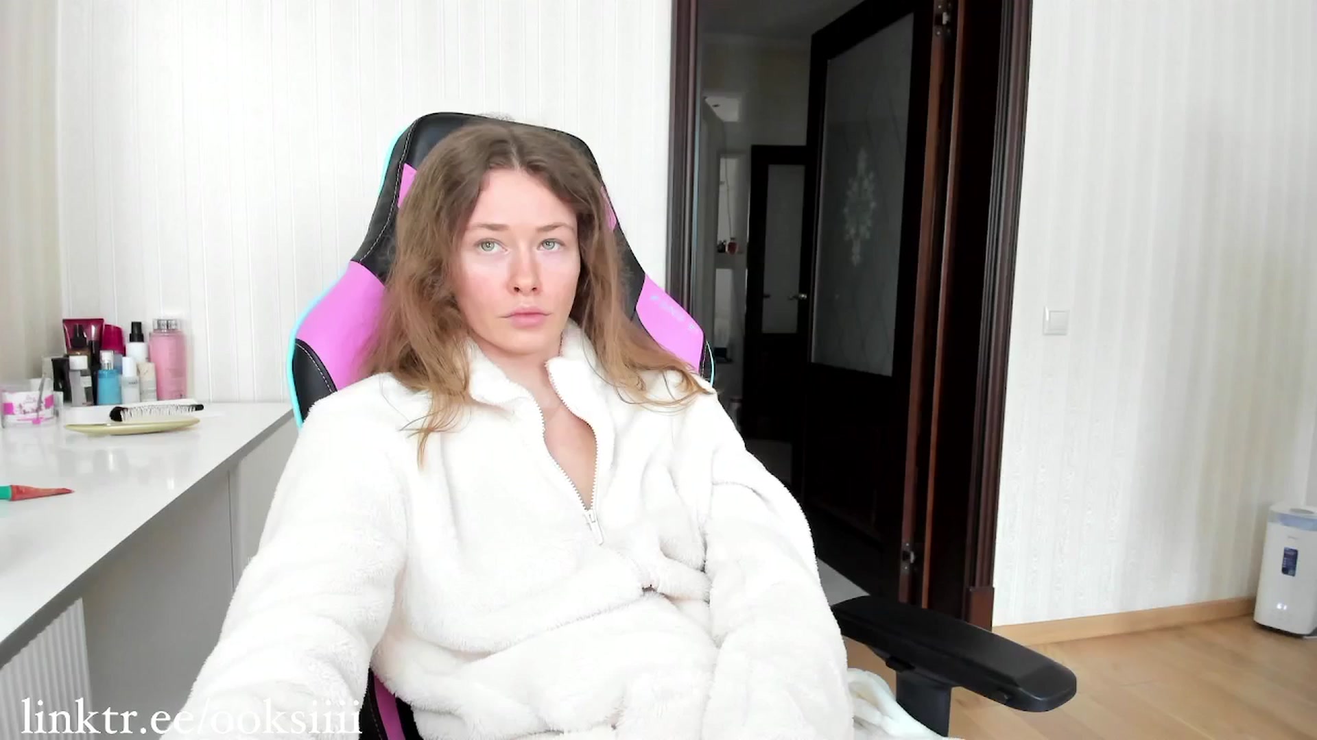 Gallery image thumbnail from Oksanafedorov's myfreecams stream on, 04/06/2025, 12:07 image 1 of 20