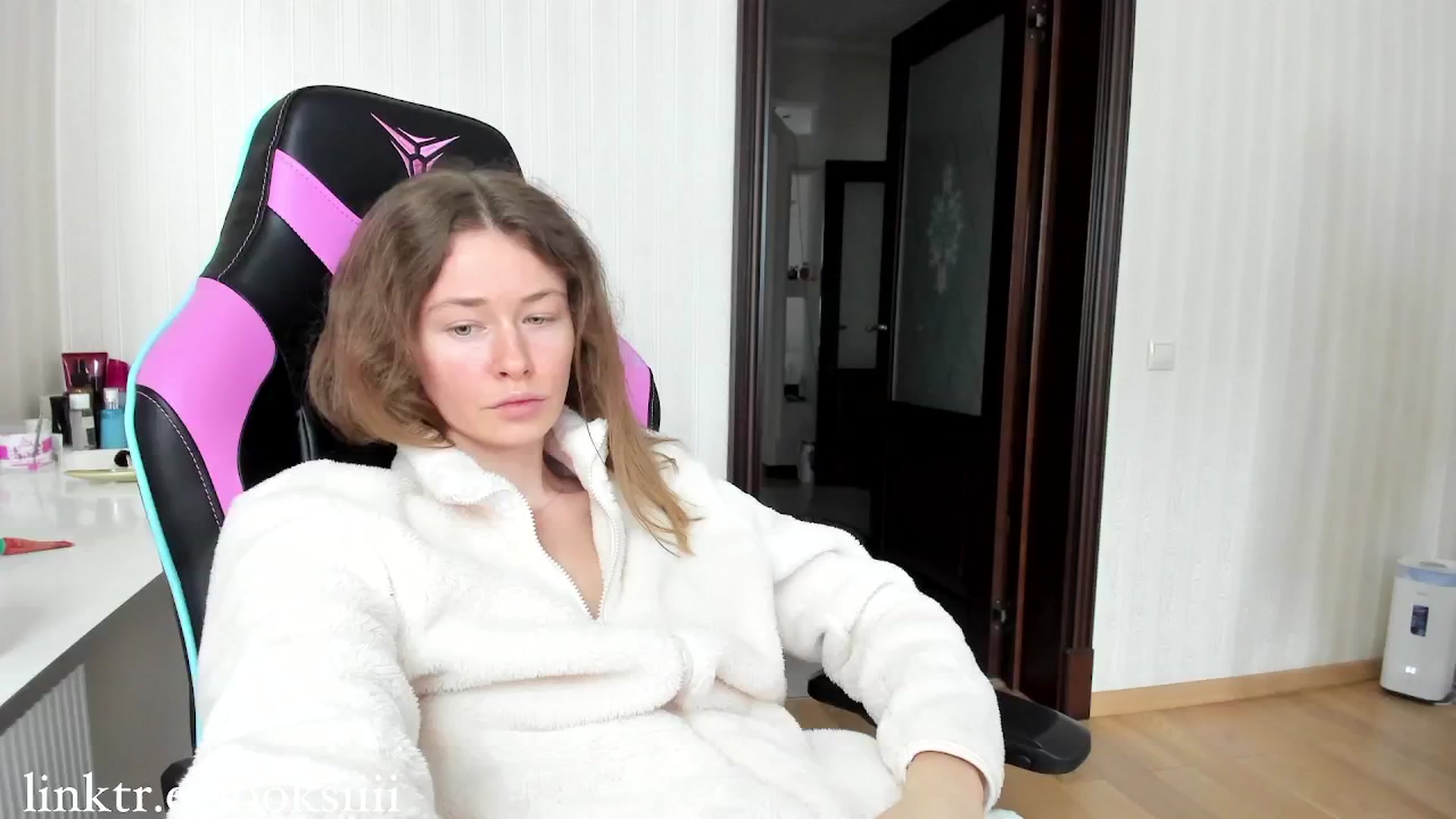Gallery image thumbnail from Oksanafedorov's myfreecams stream on, 04/06/2025, 12:07 image 9 of 20