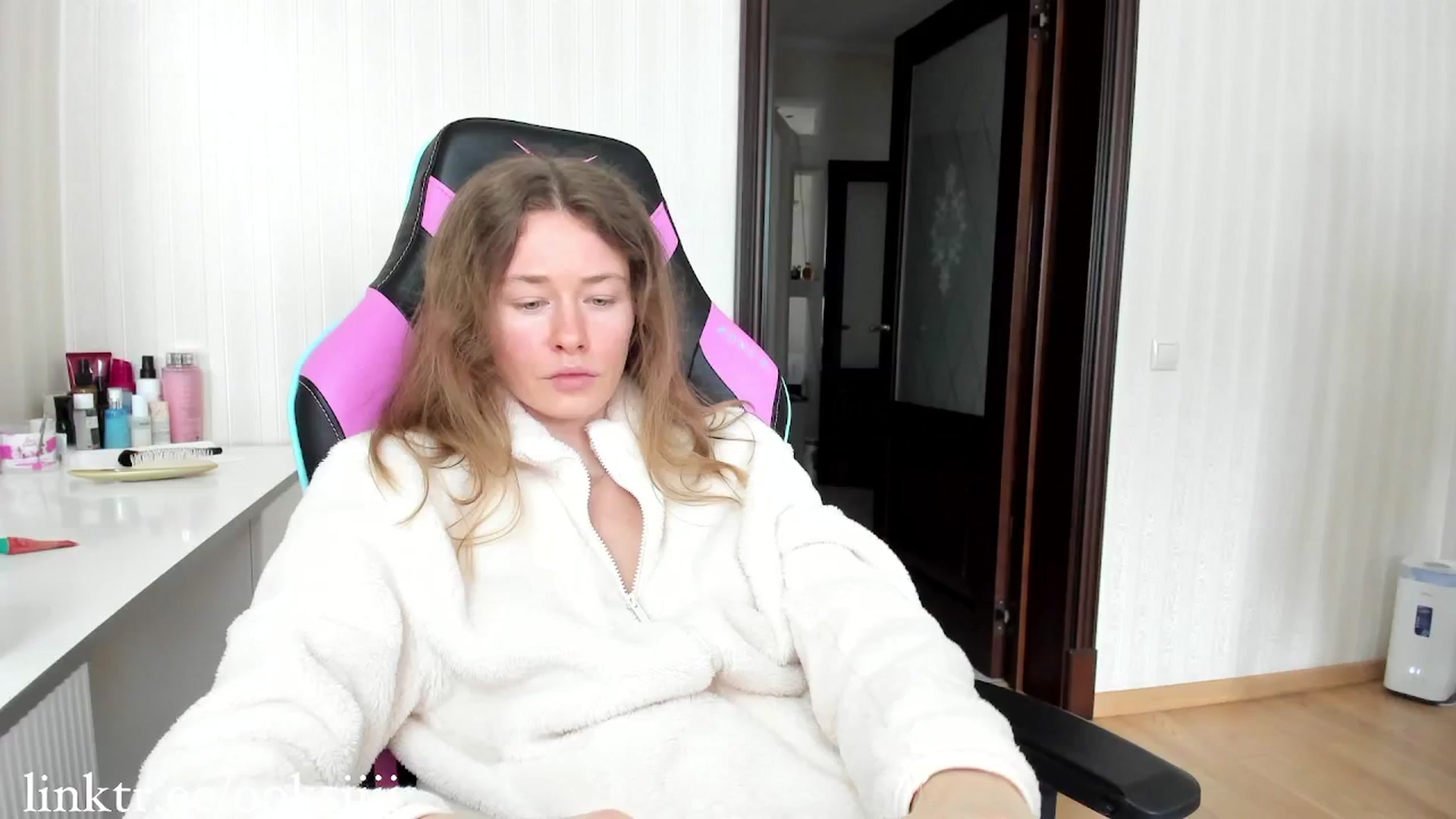 Gallery image thumbnail from Oksanafedorov's myfreecams stream on, 04/06/2025, 12:07 image 5 of 20