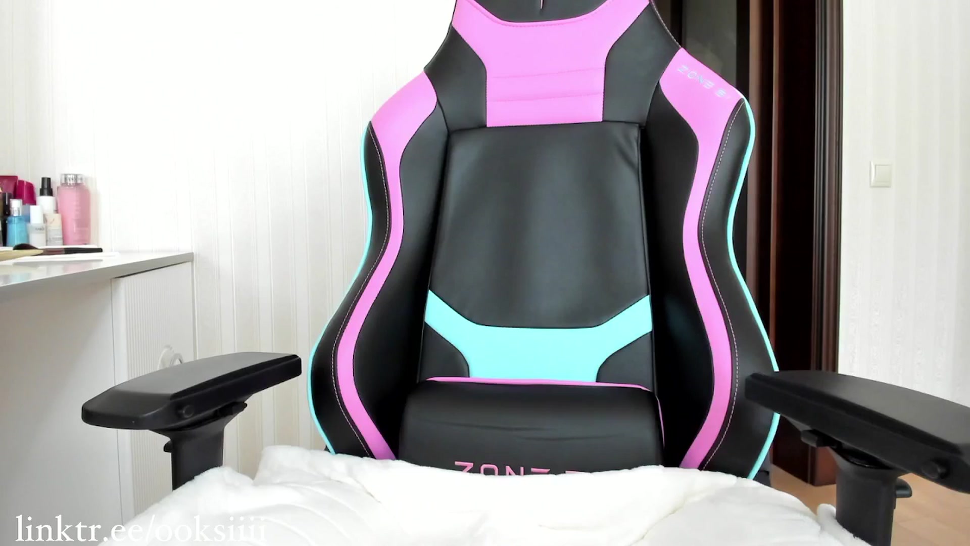 Gallery image thumbnail from Oksanafedorov's myfreecams stream on, 04/11/2025, 12:01 image 18 of 20