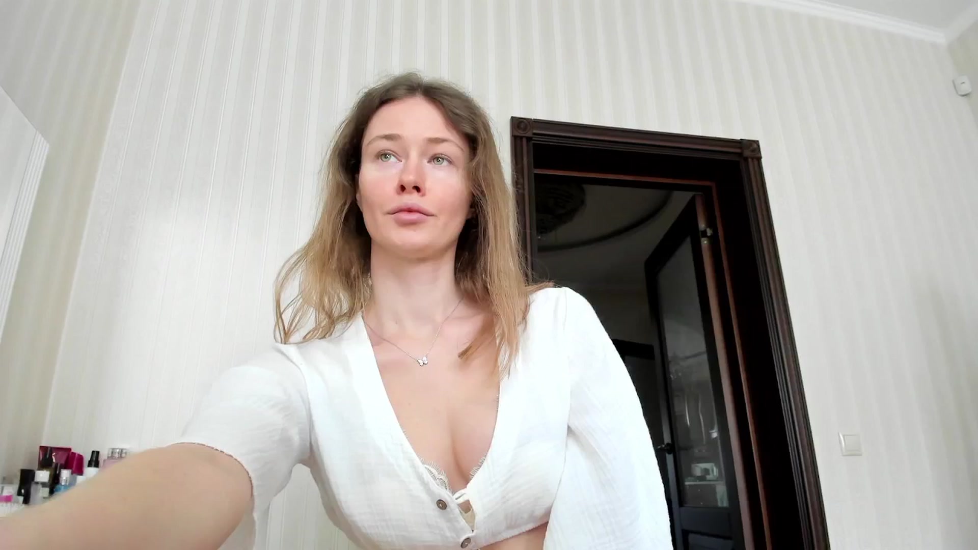 Gallery image thumbnail from Oksanafedorov's myfreecams stream on, 04/13/2025, 11:32 image 1 of 20