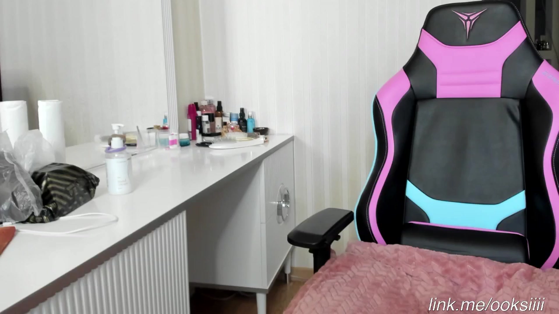 Gallery image thumbnail from Oksanafedorov's myfreecams stream on, 09/18/2025, 15:17 image 9 of 20