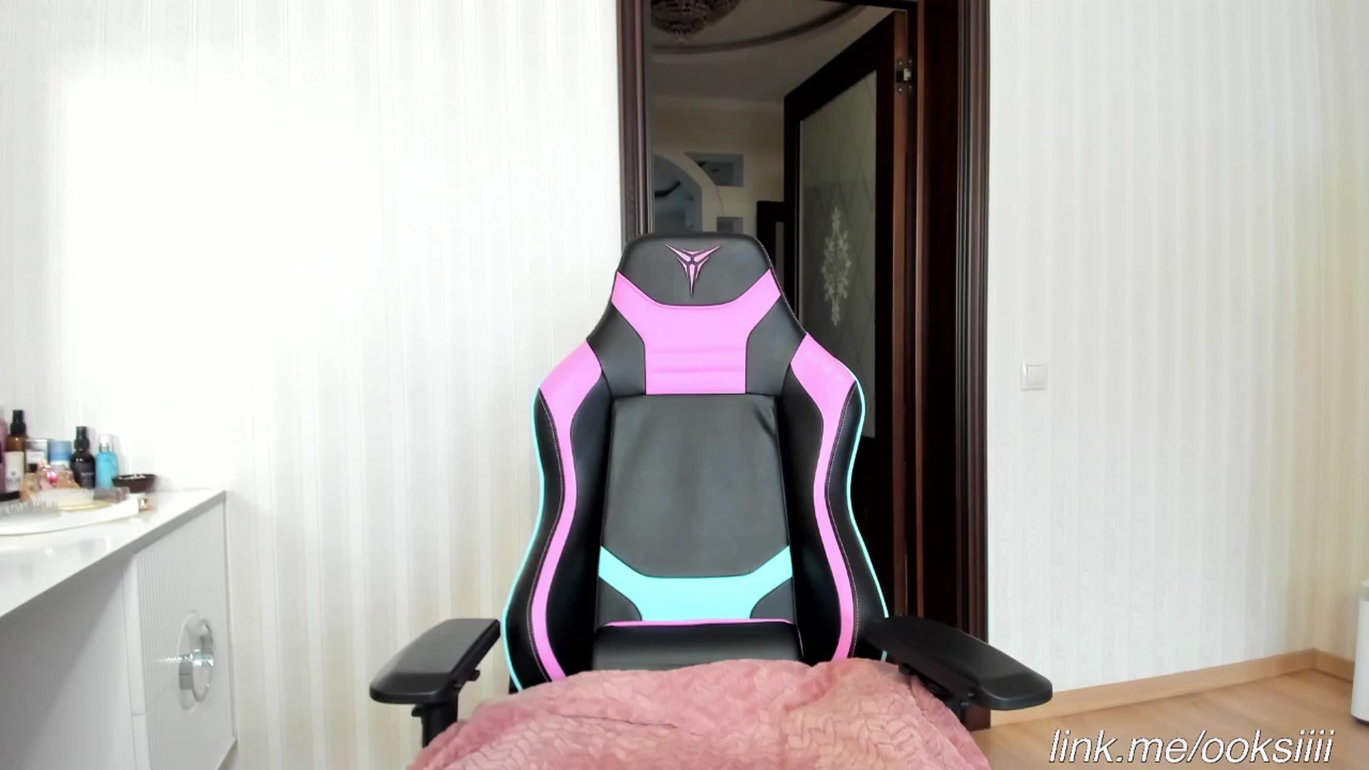 Gallery image thumbnail from Oksanafedorov's myfreecams stream on, 09/18/2025, 15:17 image 1 of 20