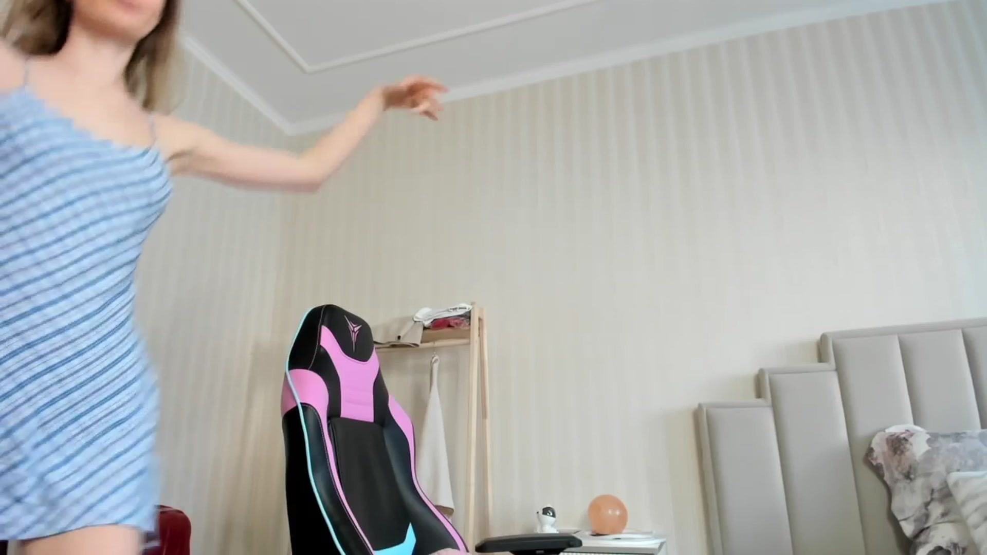 Gallery image thumbnail from Oksanafedorov's myfreecams stream on, 04/19/2026, 15:21 image 13 of 20