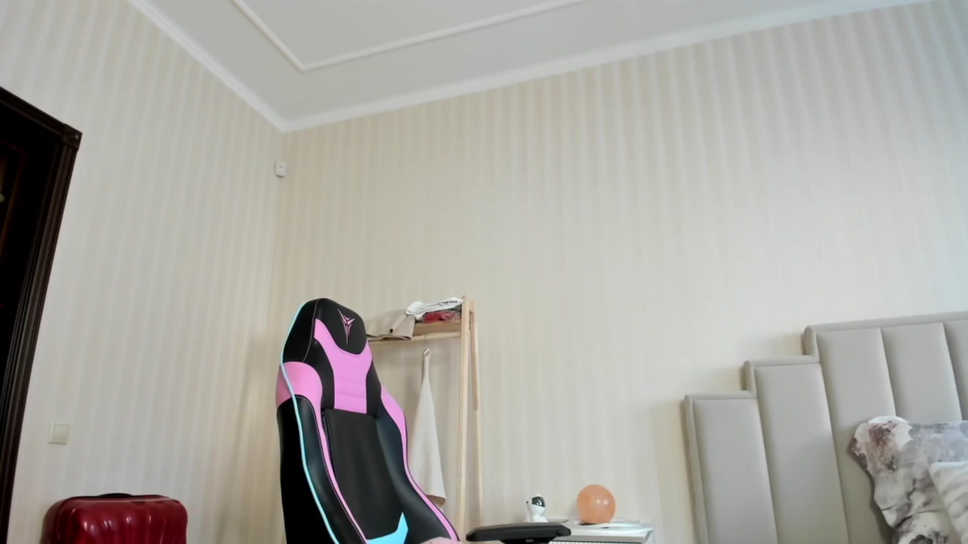 Gallery image thumbnail from Oksanafedorov's myfreecams stream on, 04/19/2026, 15:21 image 12 of 20