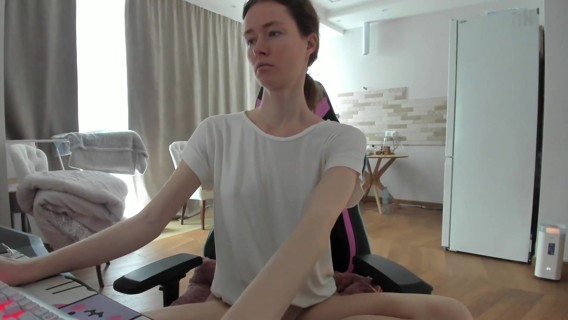 Gallery image thumbnail from Oksanafedorov's myfreecams stream on, 08/20/2026, 10:39 image 20 of 20
