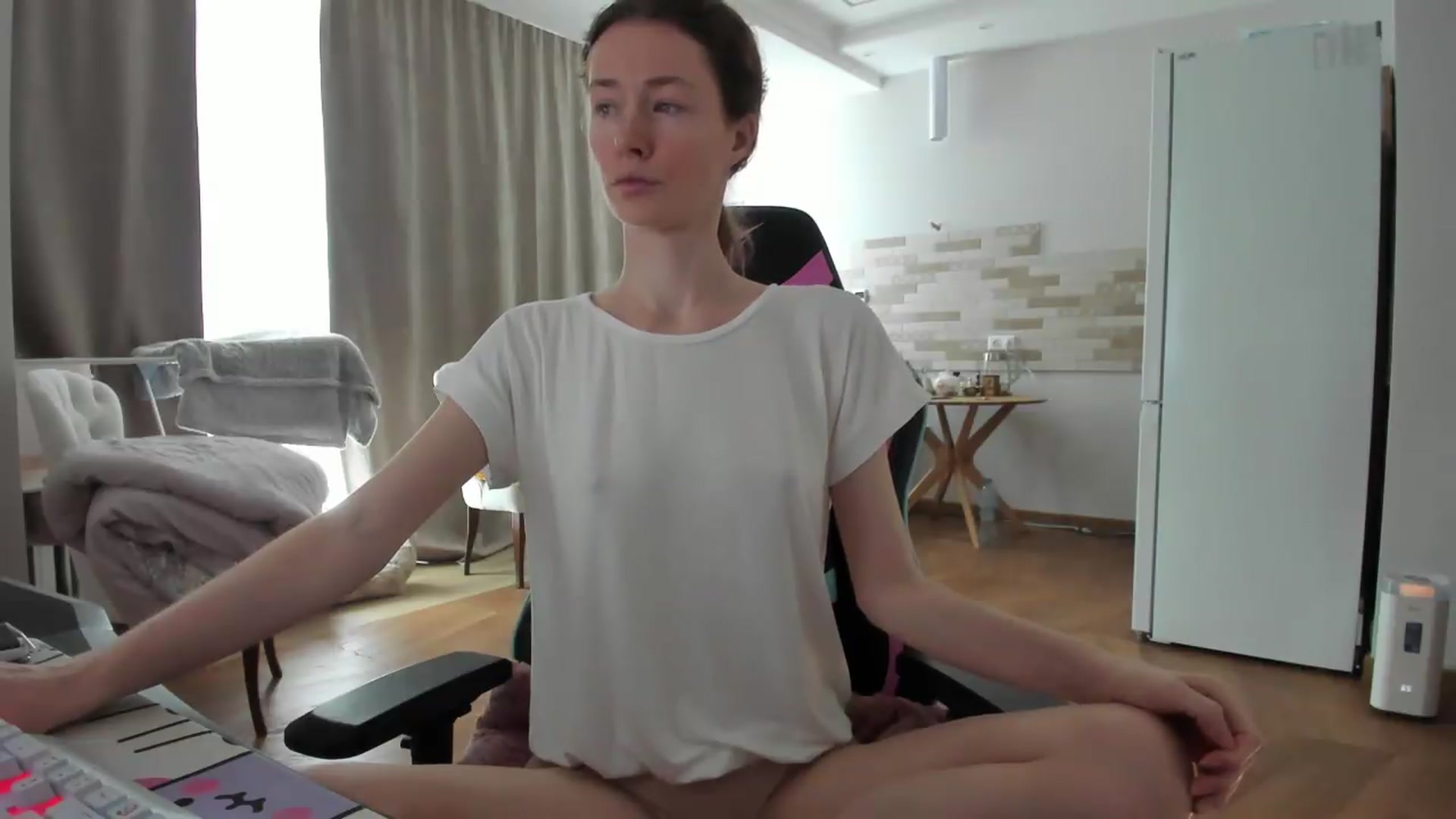 Gallery image thumbnail from Oksanafedorov's myfreecams stream on, 08/20/2026, 10:39 image 8 of 20