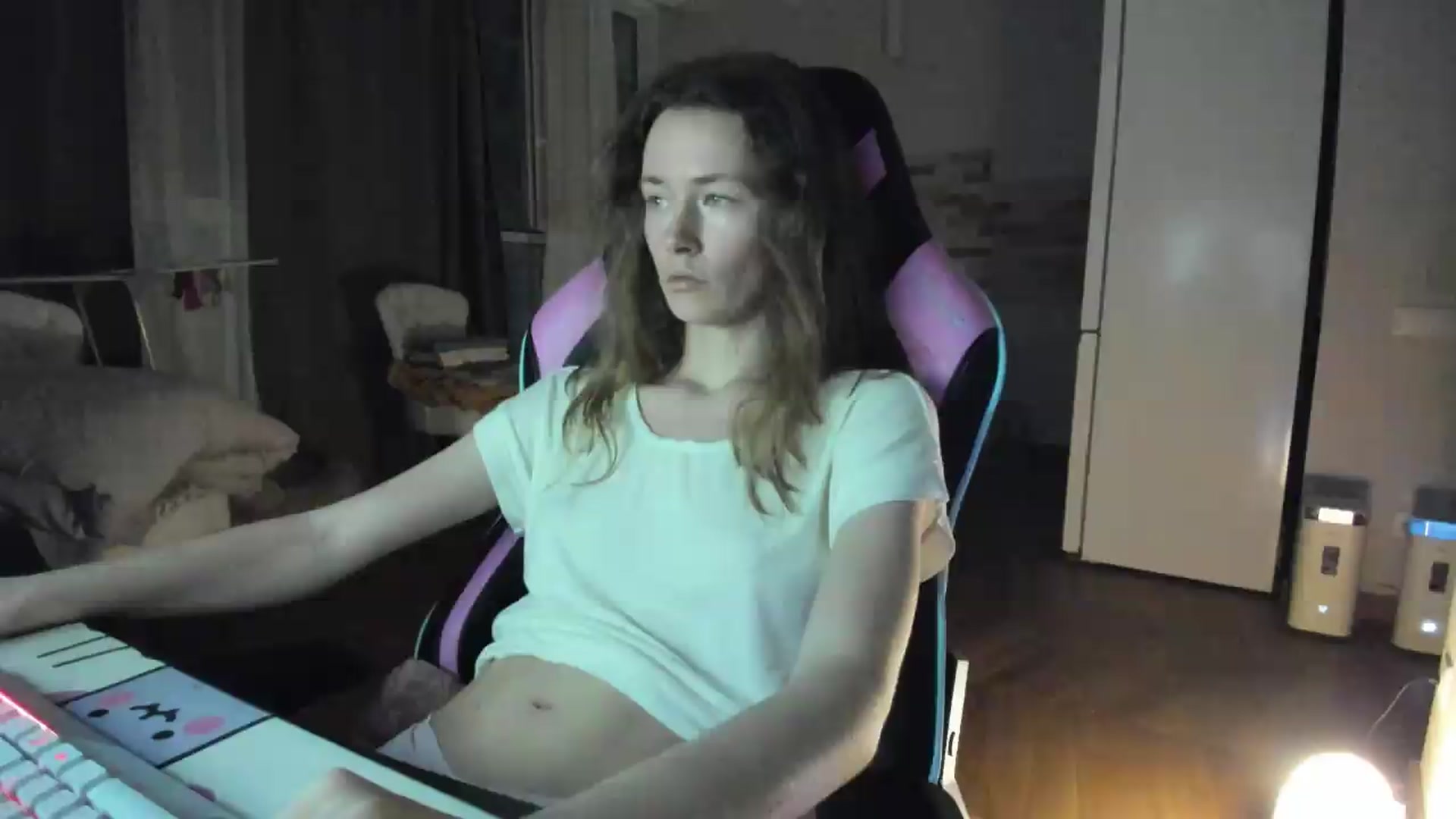 Gallery image thumbnail from Oksanafedorov's myfreecams stream on, 08/23/2026, 21:08 image 5 of 20