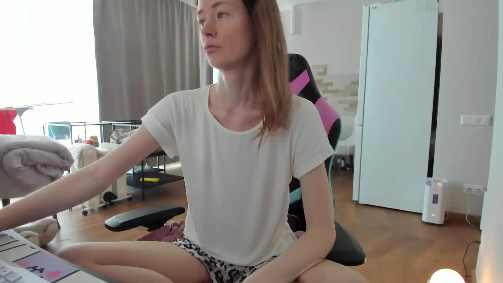 Gallery image thumbnail from Oksanafedorov's myfreecams stream on, 08/30/2026, 09:27 image 4 of 20