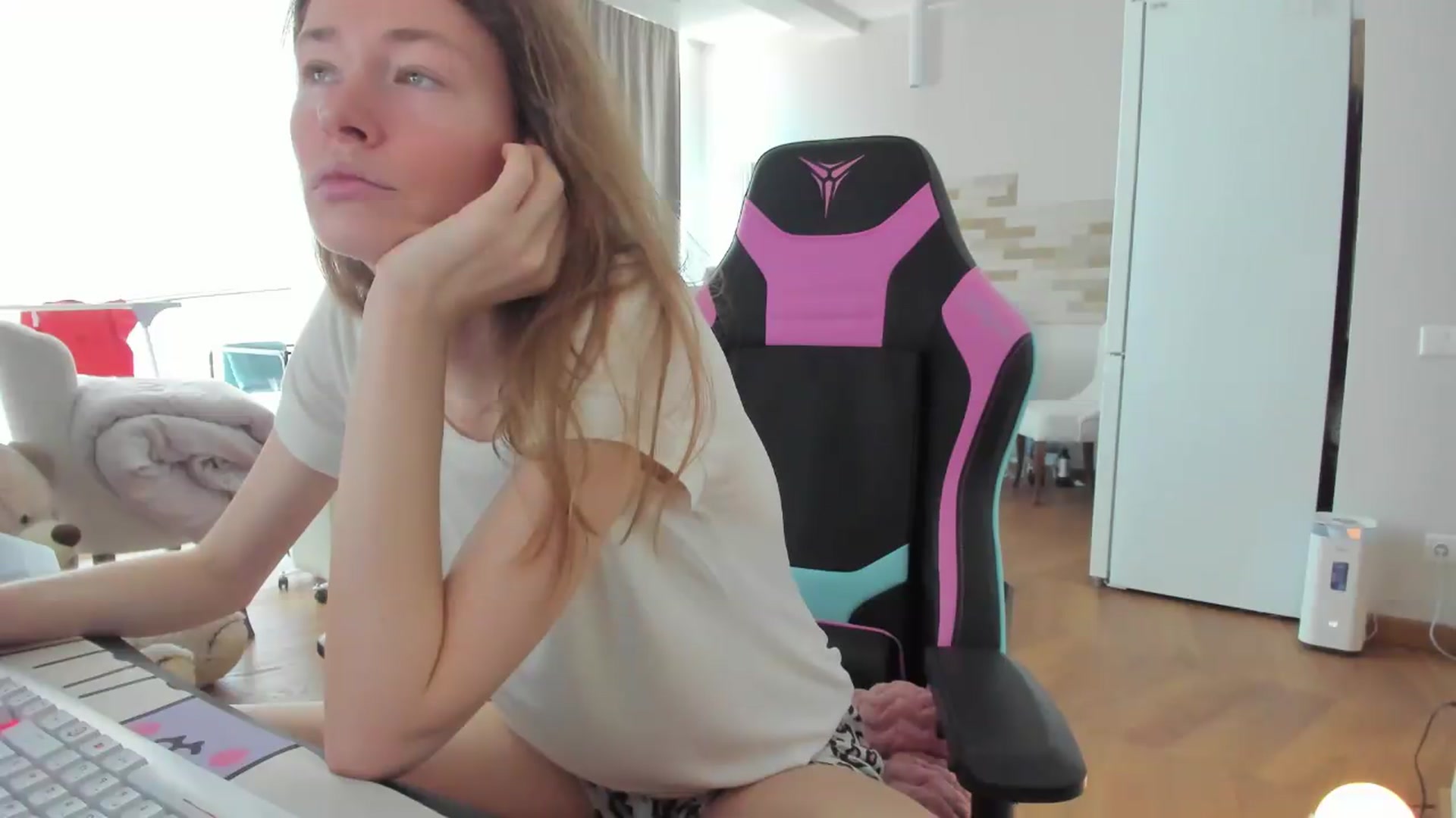 Gallery image thumbnail from Oksanafedorov's myfreecams stream on, 08/30/2026, 09:27 image 16 of 20