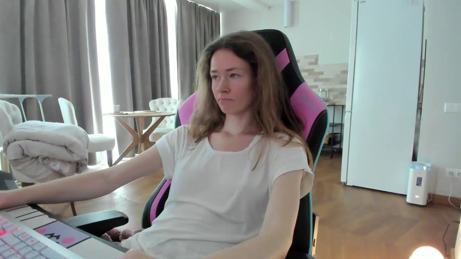 Gallery image thumbnail from Oksanafedorov's myfreecams stream on, 08/31/2026, 13:19 image 4 of 20
