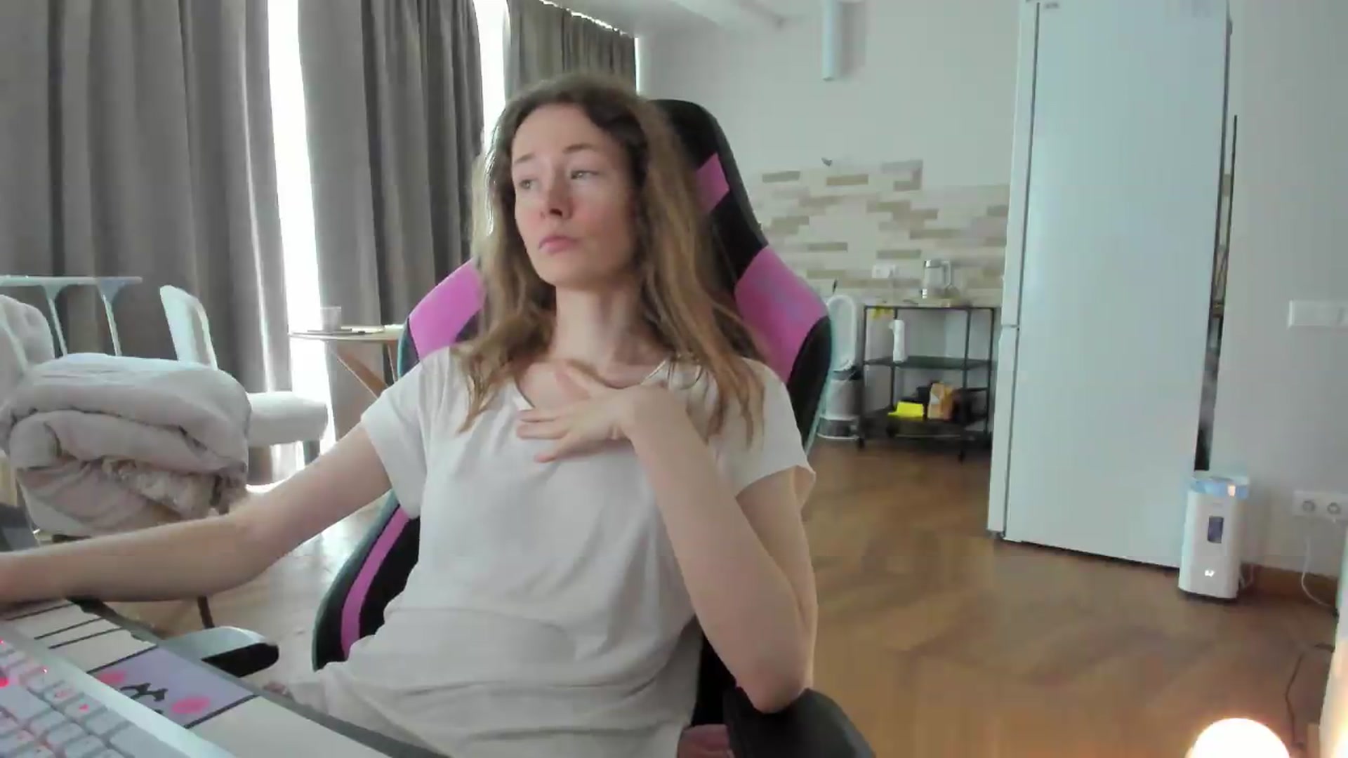 Gallery image thumbnail from Oksanafedorov's myfreecams stream on, 08/31/2026, 13:19 image 5 of 20