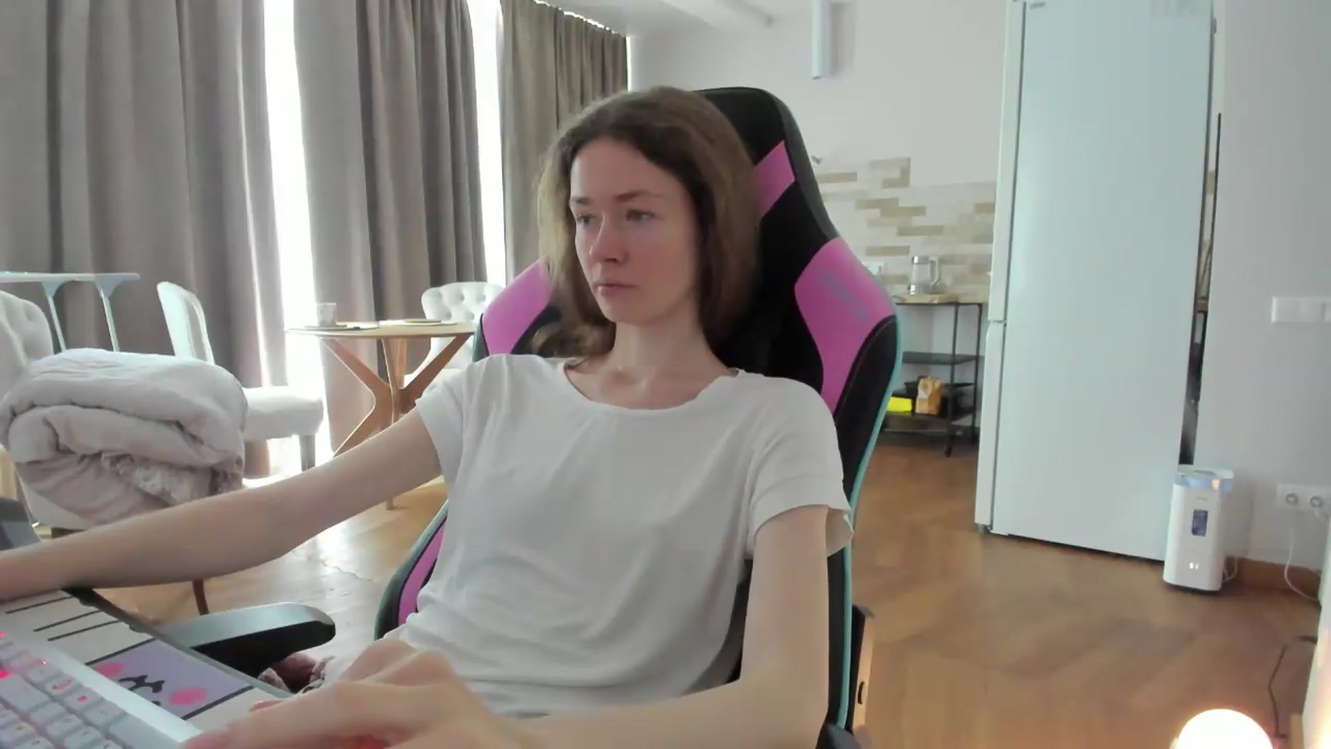 Gallery image thumbnail from Oksanafedorov's myfreecams stream on, 08/31/2026, 13:19 image 7 of 20