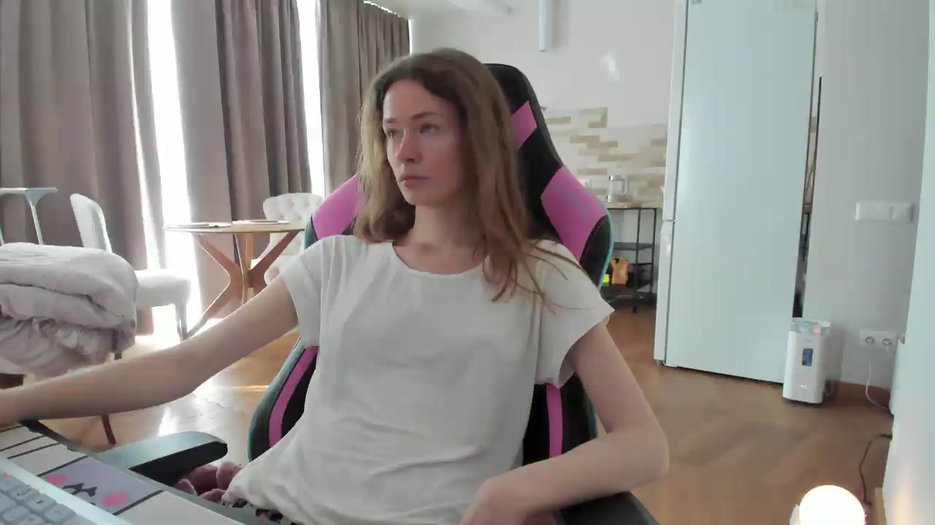 Gallery image thumbnail from Oksanafedorov's myfreecams stream on, 08/31/2026, 13:19 image 15 of 20