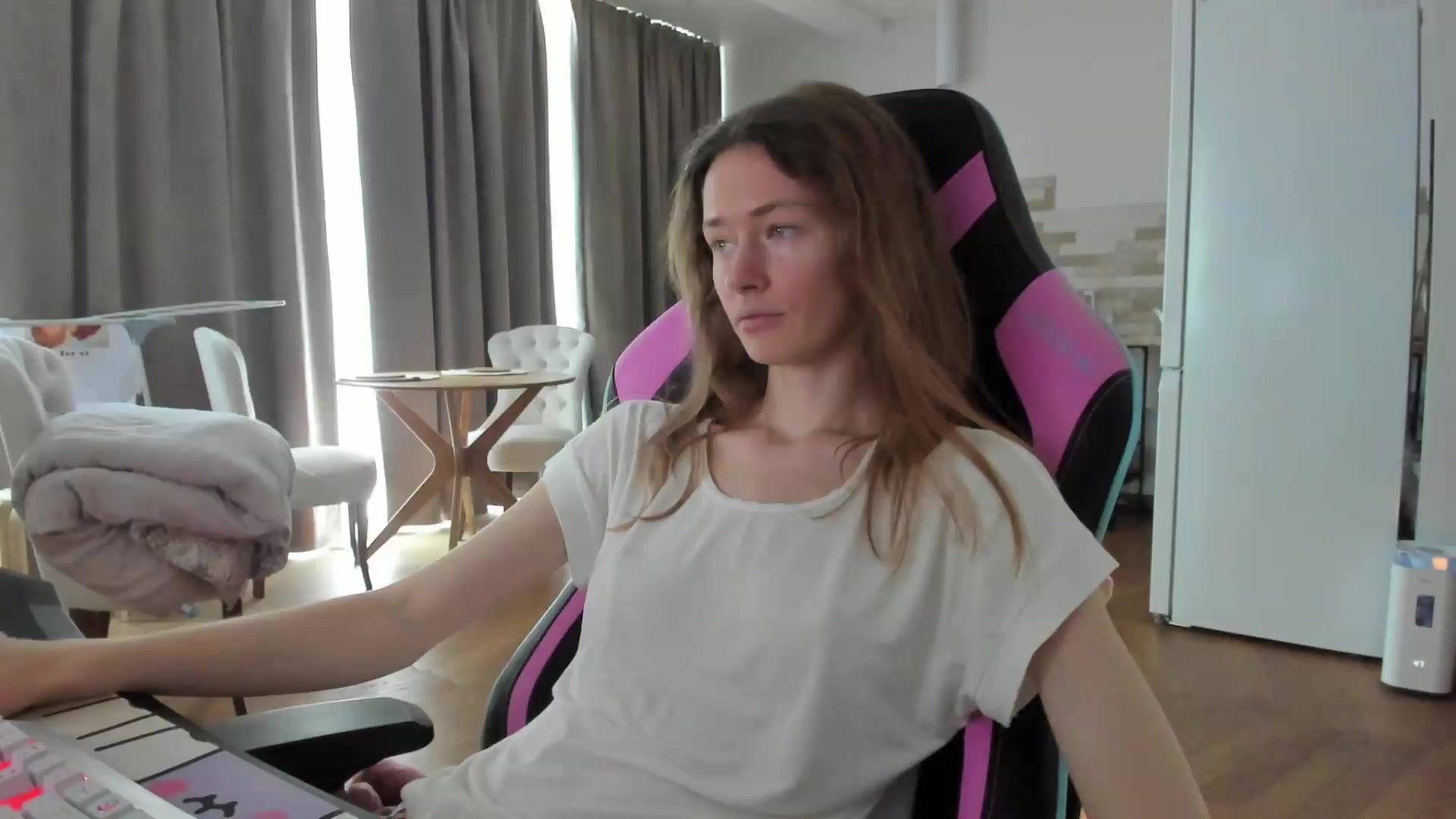 Gallery image thumbnail from Oksanafedorov's myfreecams stream on, 09/01/2026, 12:15 image 12 of 20