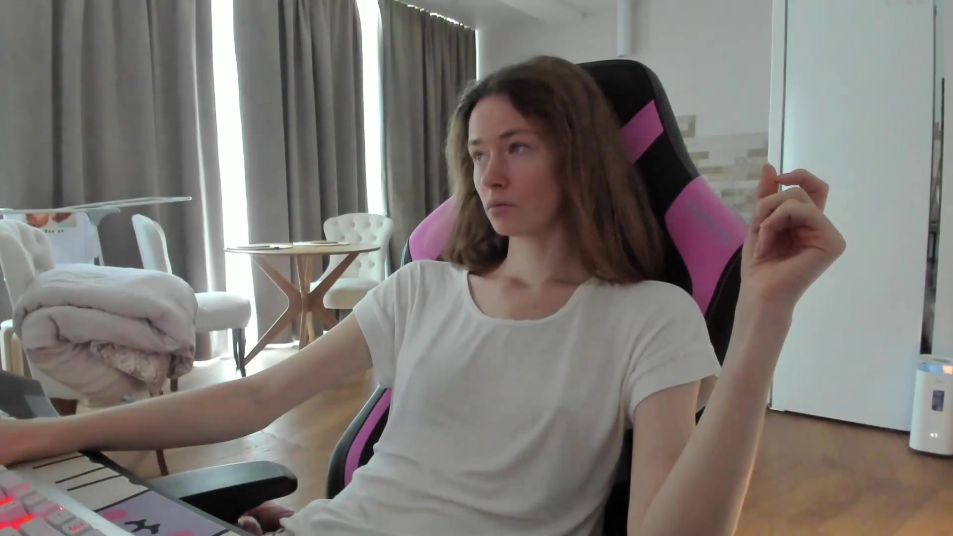 Gallery image thumbnail from Oksanafedorov's myfreecams stream on, 09/01/2026, 12:15 image 9 of 20