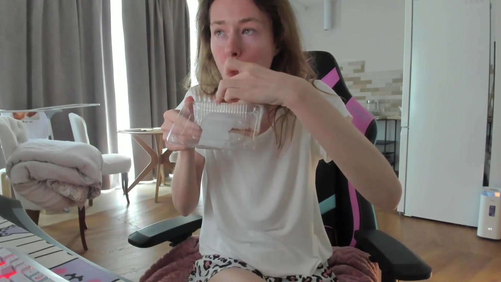 Gallery image thumbnail from Oksanafedorov's myfreecams stream on, 09/01/2026, 12:15 image 10 of 20