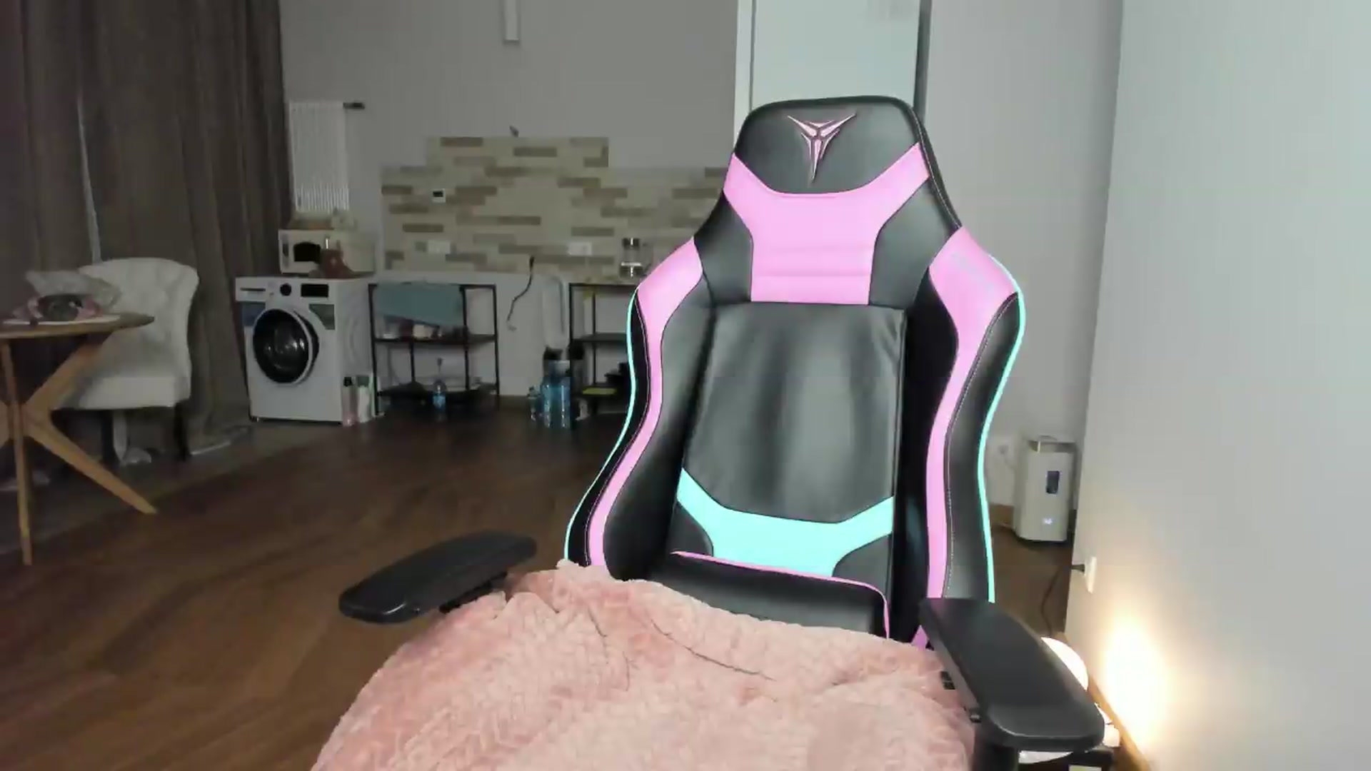 Gallery image thumbnail from Oksanafedorov's myfreecams stream on, 09/06/2026, 18:49 image 10 of 20