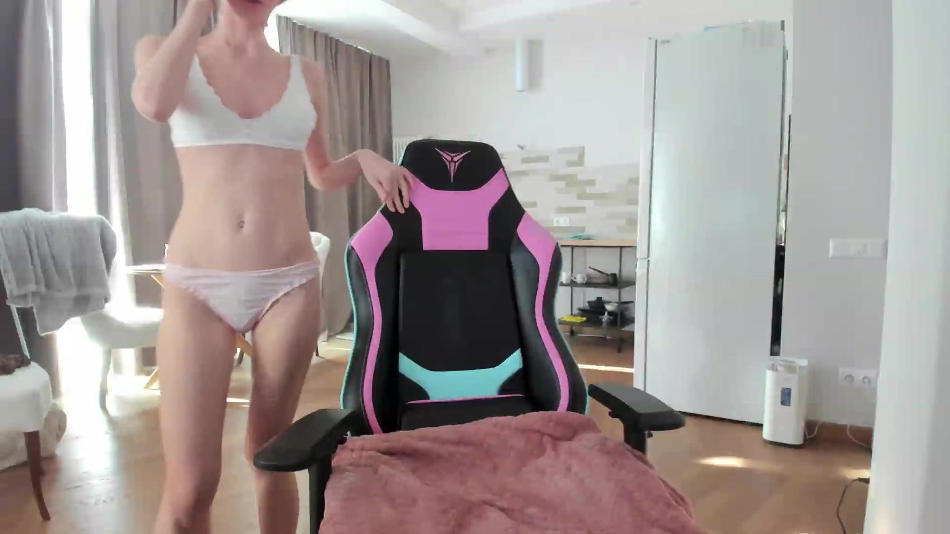 Gallery image thumbnail from Oksanafedorov's myfreecams stream on, 09/11/2026, 15:07 image 5 of 20
