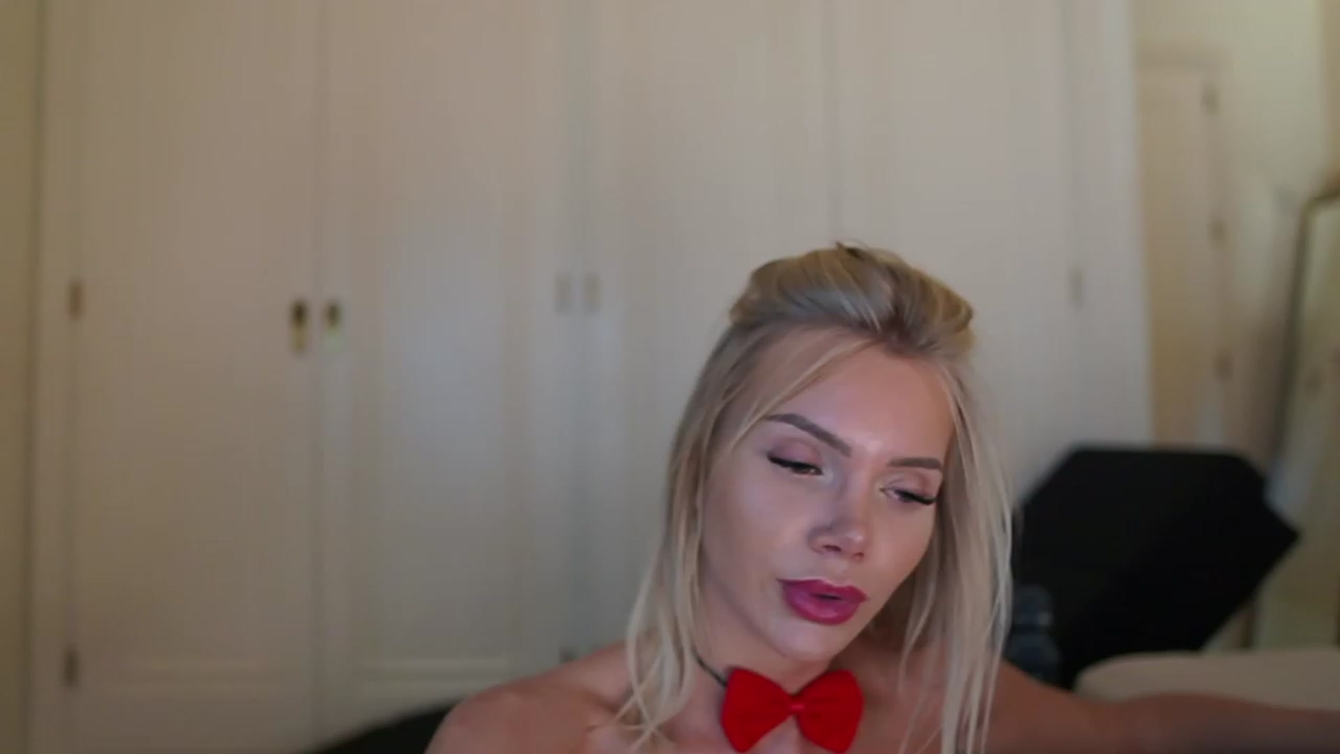 Gallery image thumbnail from Okssanna1's myfreecams stream on, 12/10/2023, 13:21 image 16 of 20