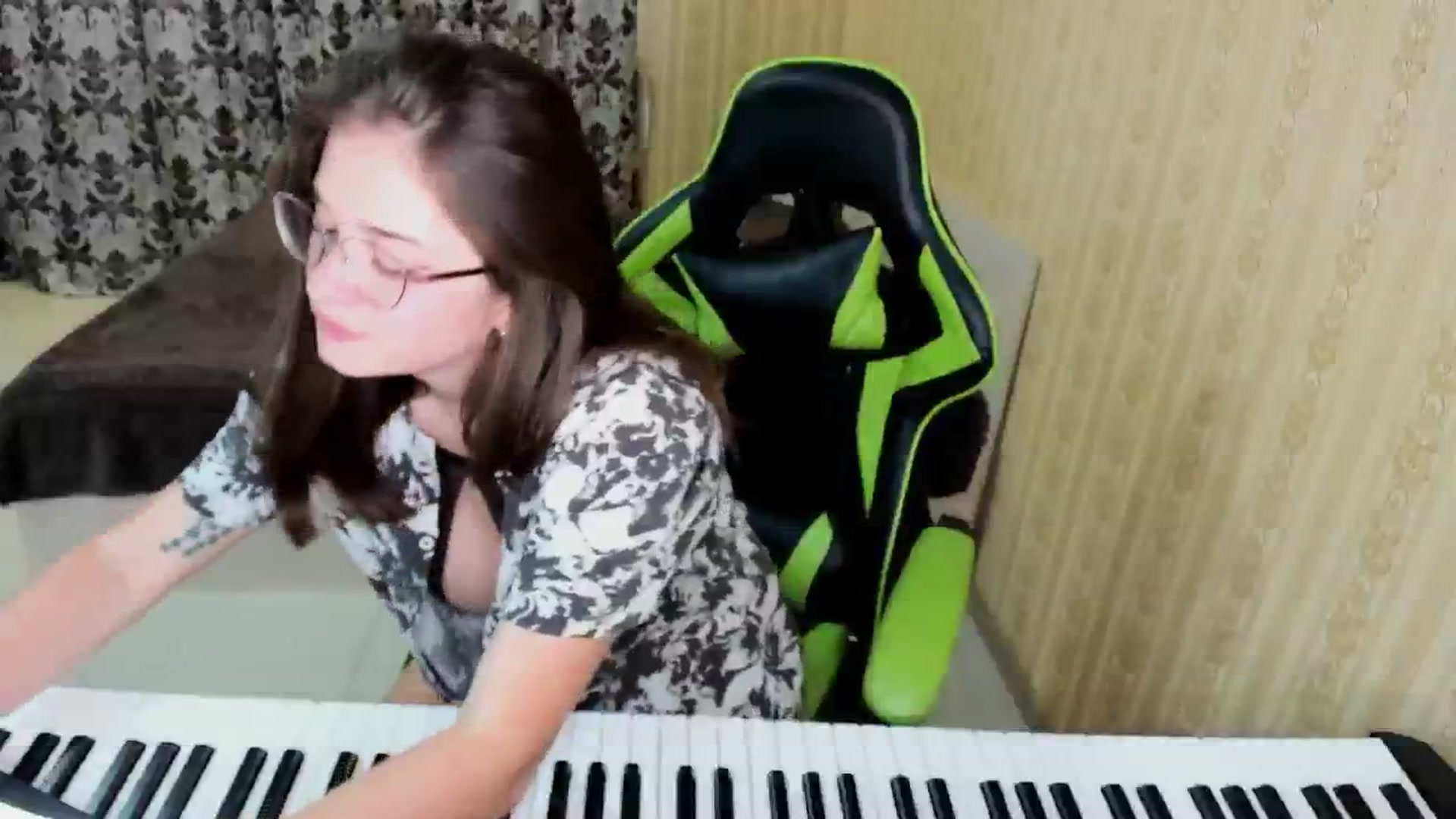 Gallery image thumbnail from Oladushek18's myfreecams stream on, 04/16/2025, 11:59 image 6 of 20