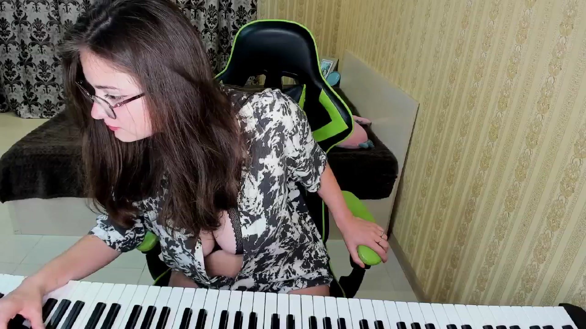 Gallery image thumbnail from Oladushek18's myfreecams stream on, 04/16/2025, 11:59 image 17 of 20