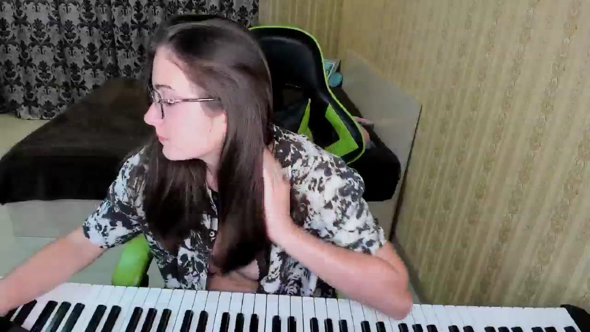 Gallery image thumbnail from Oladushek18's myfreecams stream on, 04/16/2025, 11:59 image 13 of 20