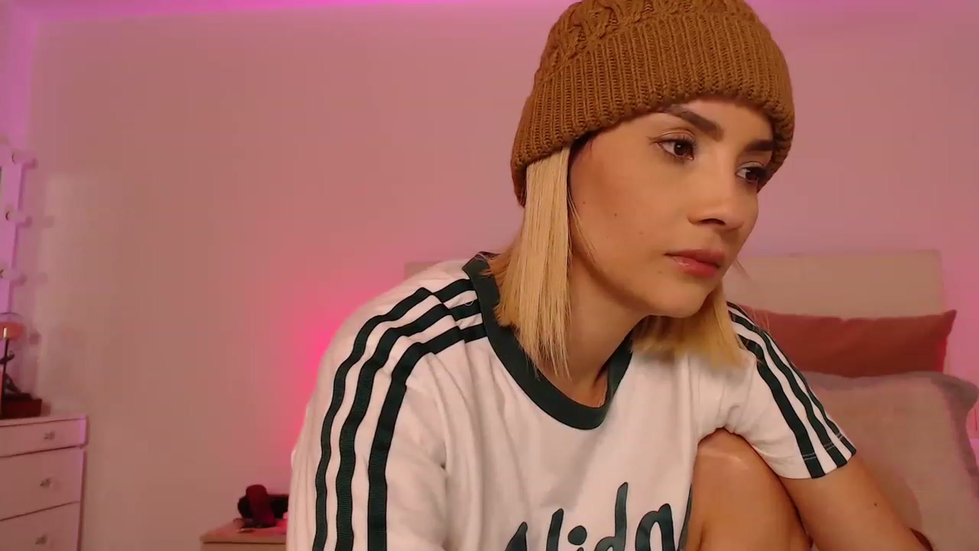 Gallery image thumbnail from Old_AmyLi's myfreecams stream on, 03/16/2023, 05:30 image 6 of 20