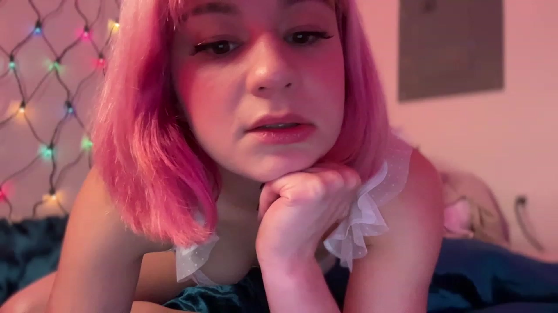 Gallery image thumbnail from OliveFox's myfreecams stream on, 12/19/2022, 02:58 image 12 of 20