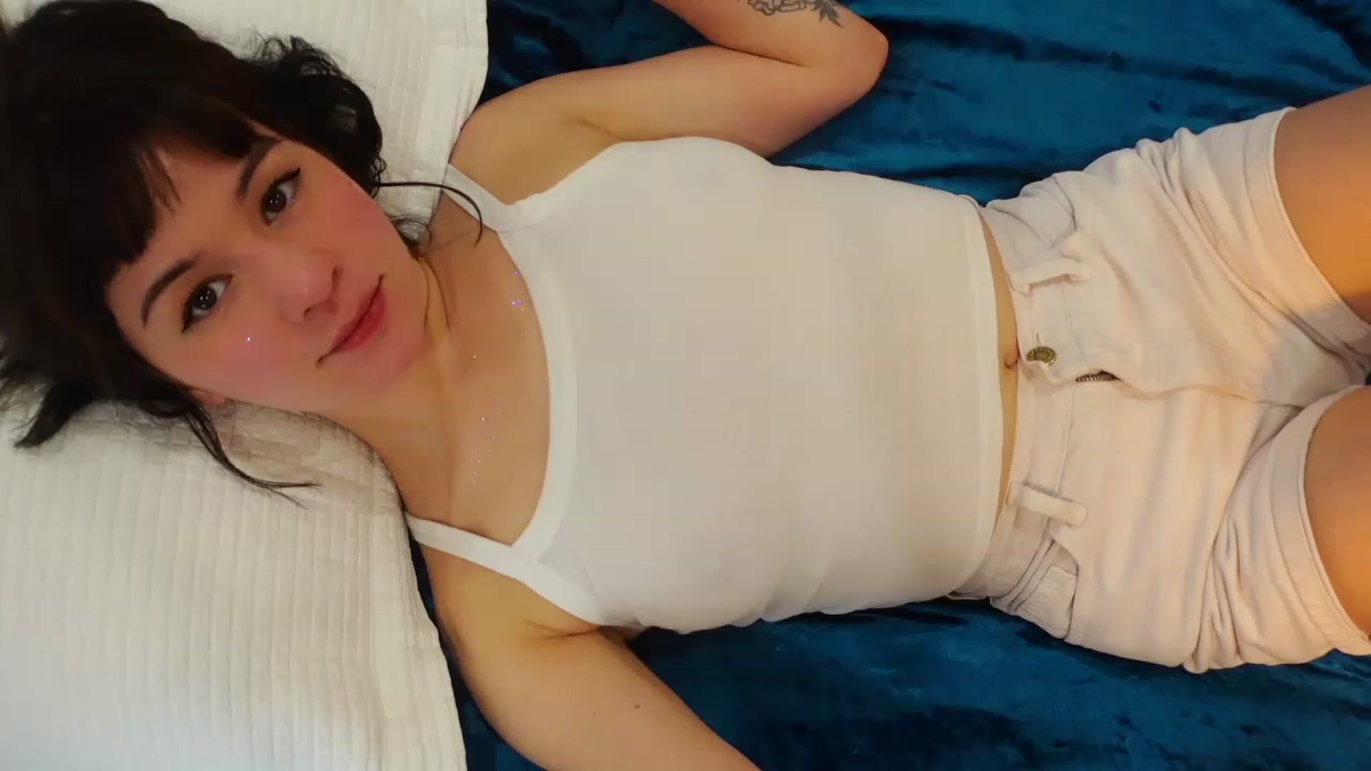 Gallery image thumbnail from OliveFox's myfreecams stream on, 04/08/2023, 05:25 image 10 of 20
