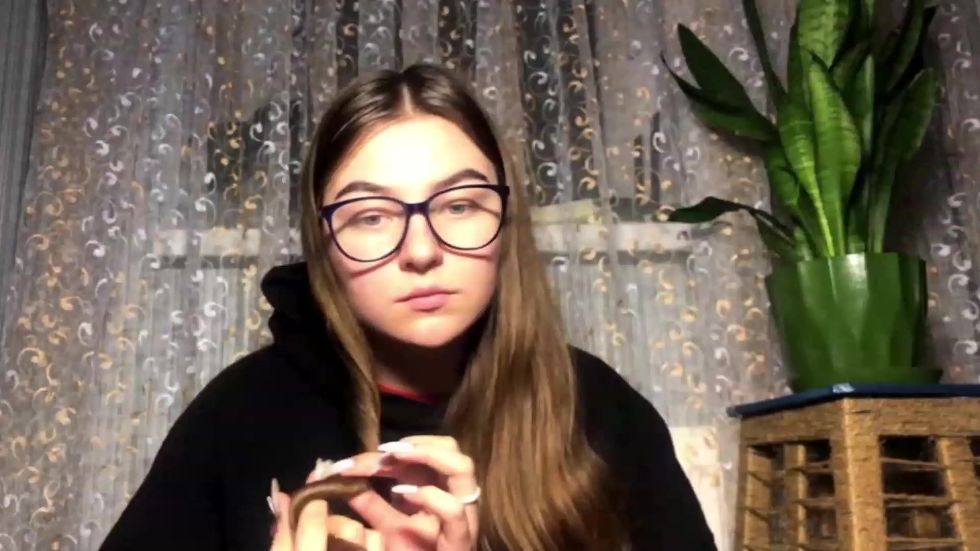 Gallery image thumbnail from Oliveevee_'s myfreecams stream on, 12/04/2022, 17:01 image 8 of 20